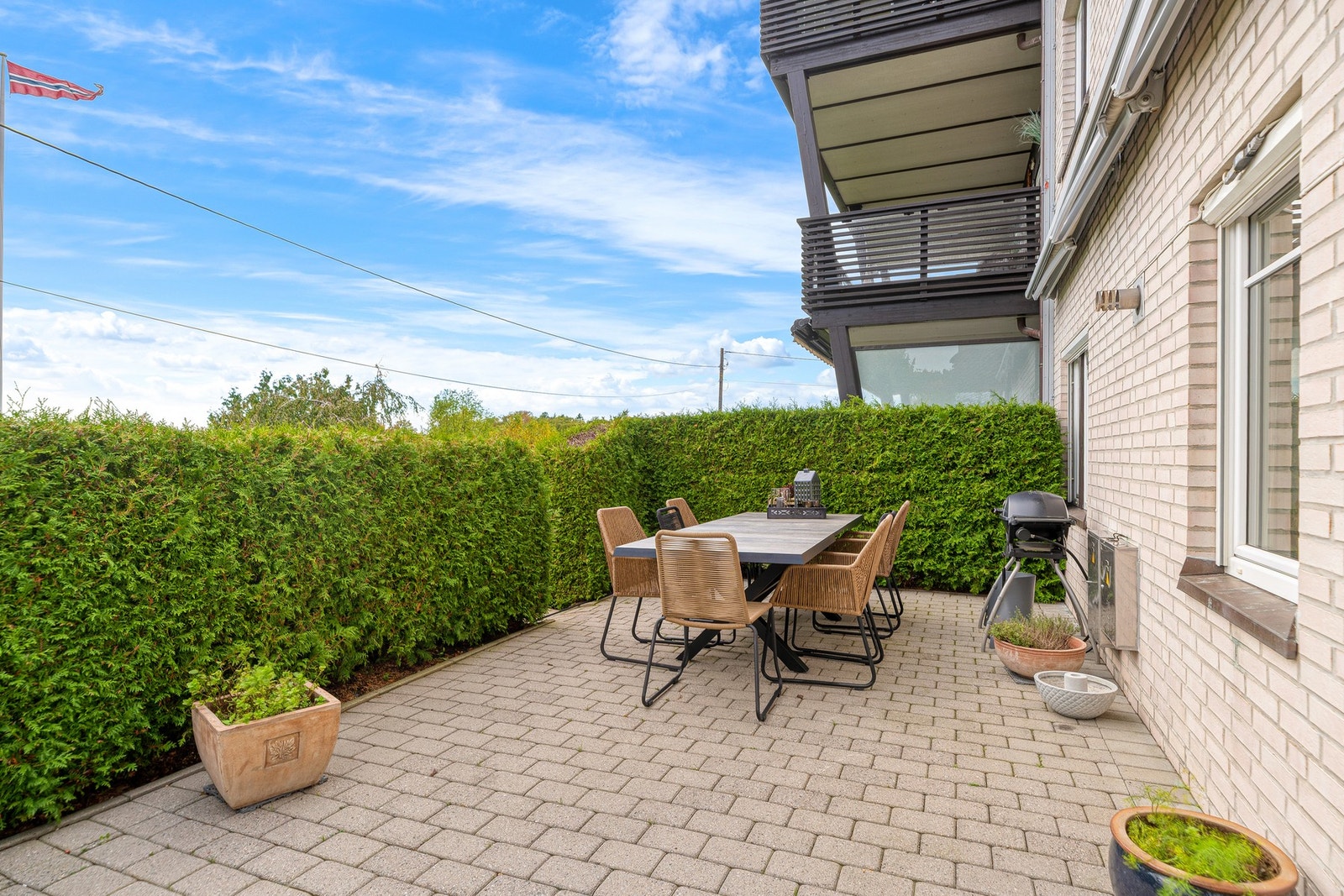 Uteområdet strekker seg langs hele bredden til leiligheten og har rikelig med plass til flere soner Galleribilde