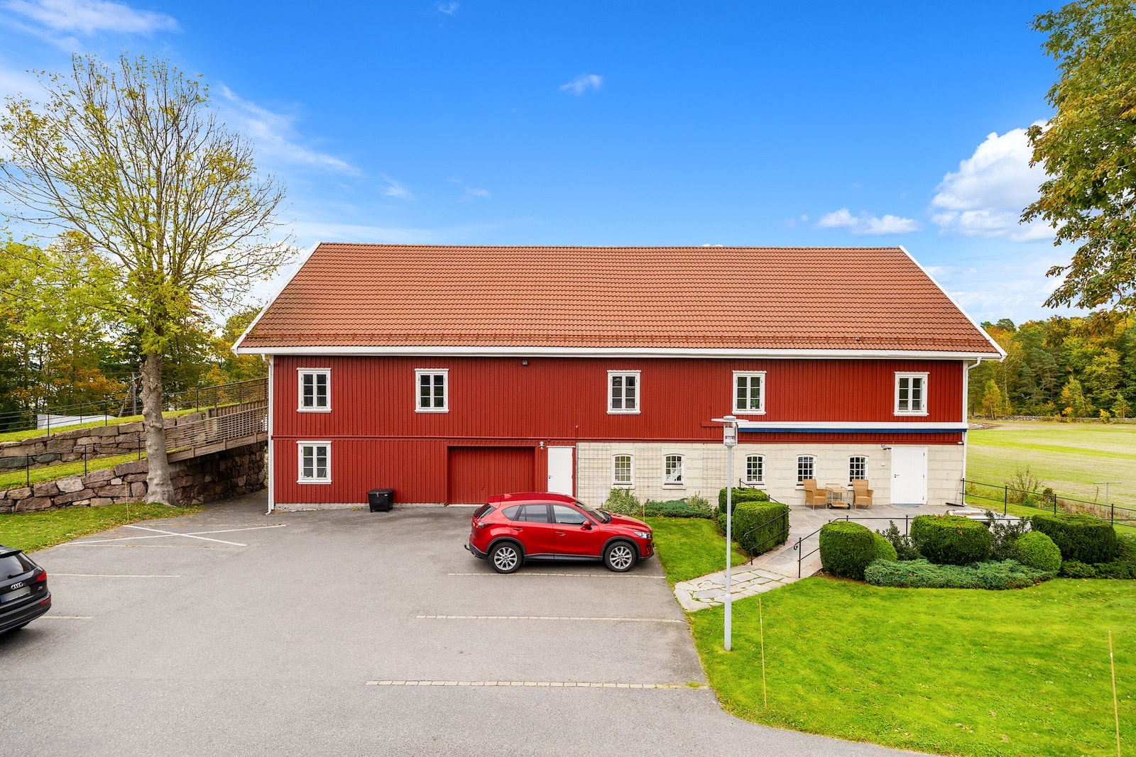 Det unike med sameiet er de fantastiske fellesarealene. Her disponerer man lagringsplass på låven, samt selskapslokale og "hotellrom". Mulighet for bilvask under låvebroa! Galleribilde