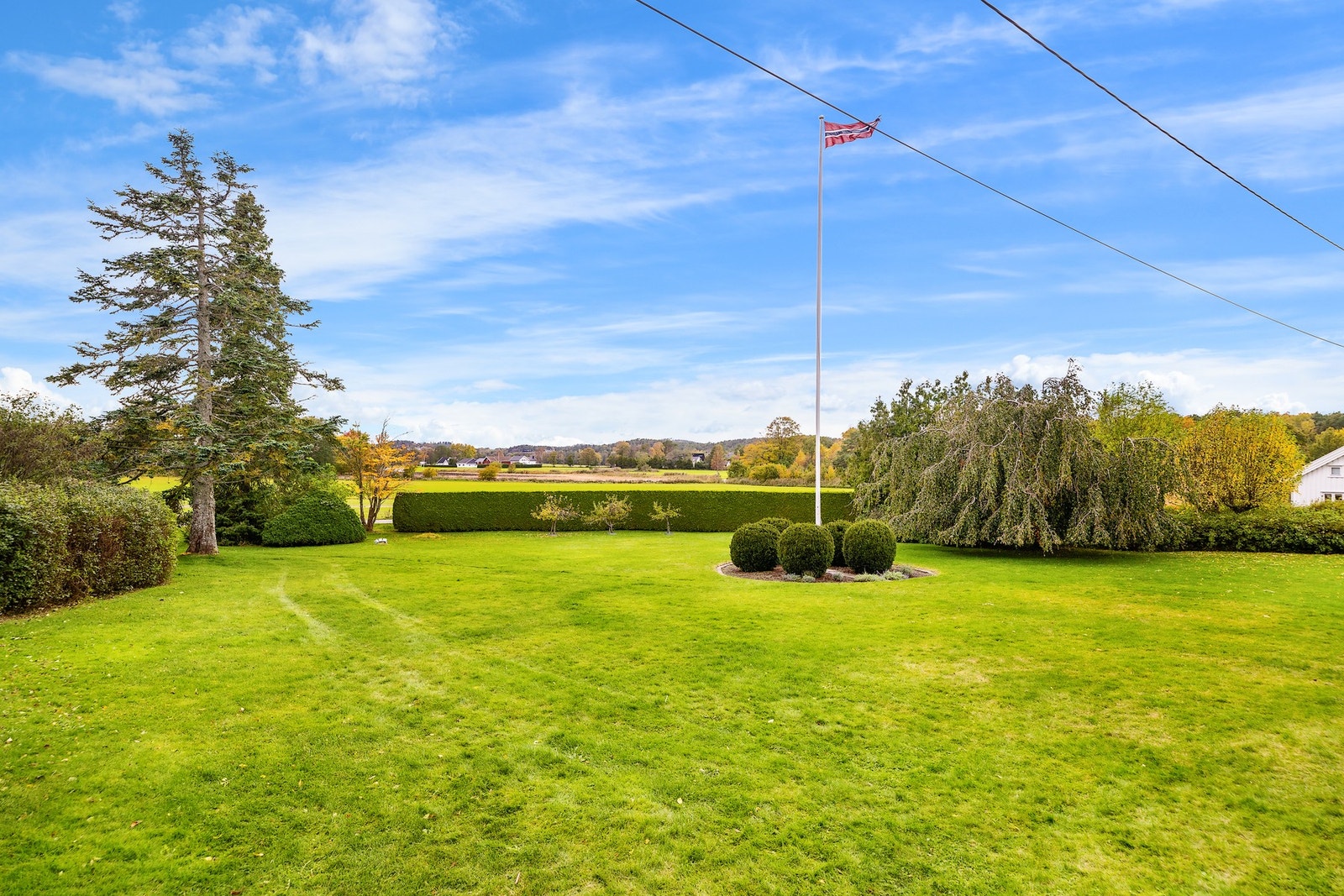 Boligen ligger i nydelige, landlige omgivelser med sjøen kun et par minutters spasertur unna Galleribilde