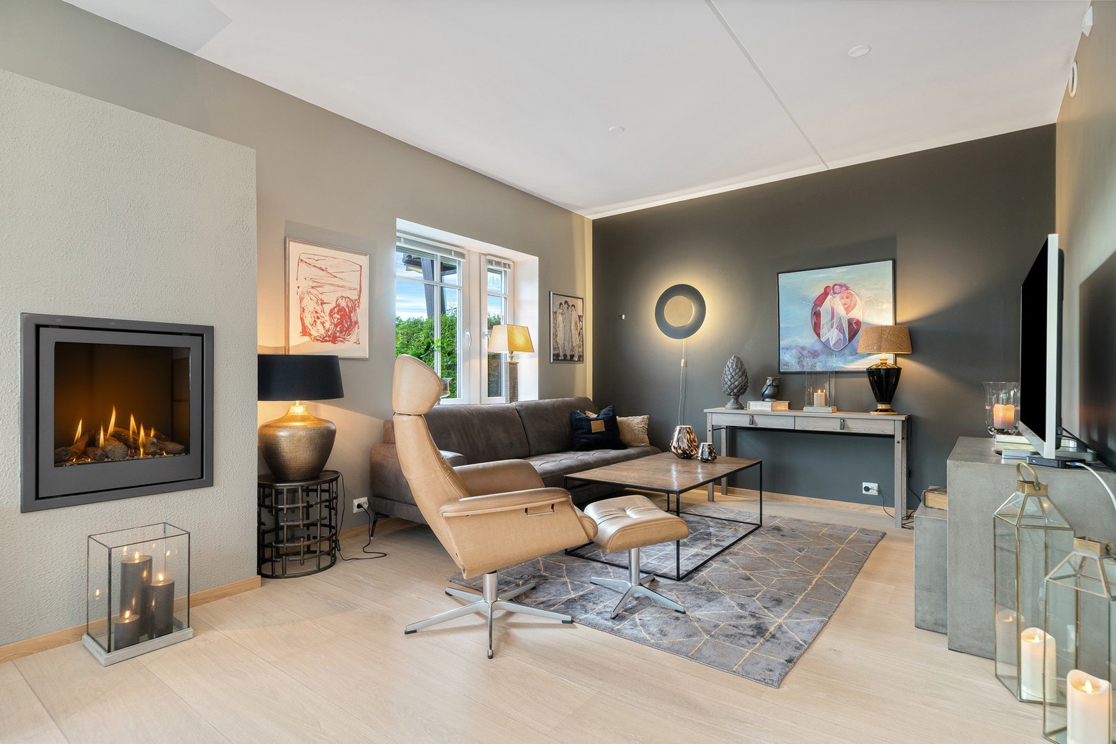 En flott tv-krok i hjørnet av stuen. Denne delen er tegnet inn som mulig soverom i originale tegninger. Tv og internett er inkludert i felleskostnadene Galleribilde