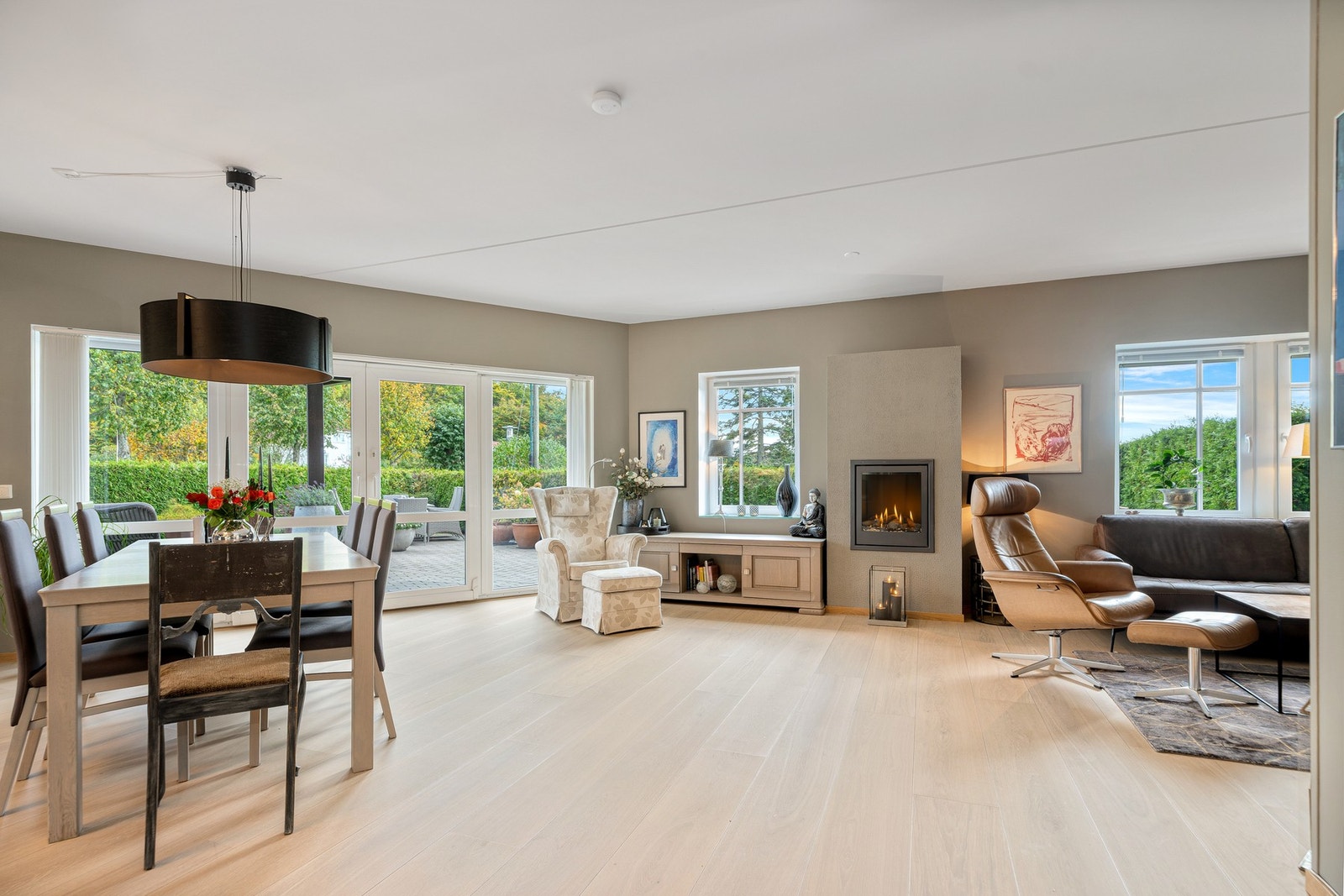 En nydelig stue med herlig lys fra store vinduer Galleribilde