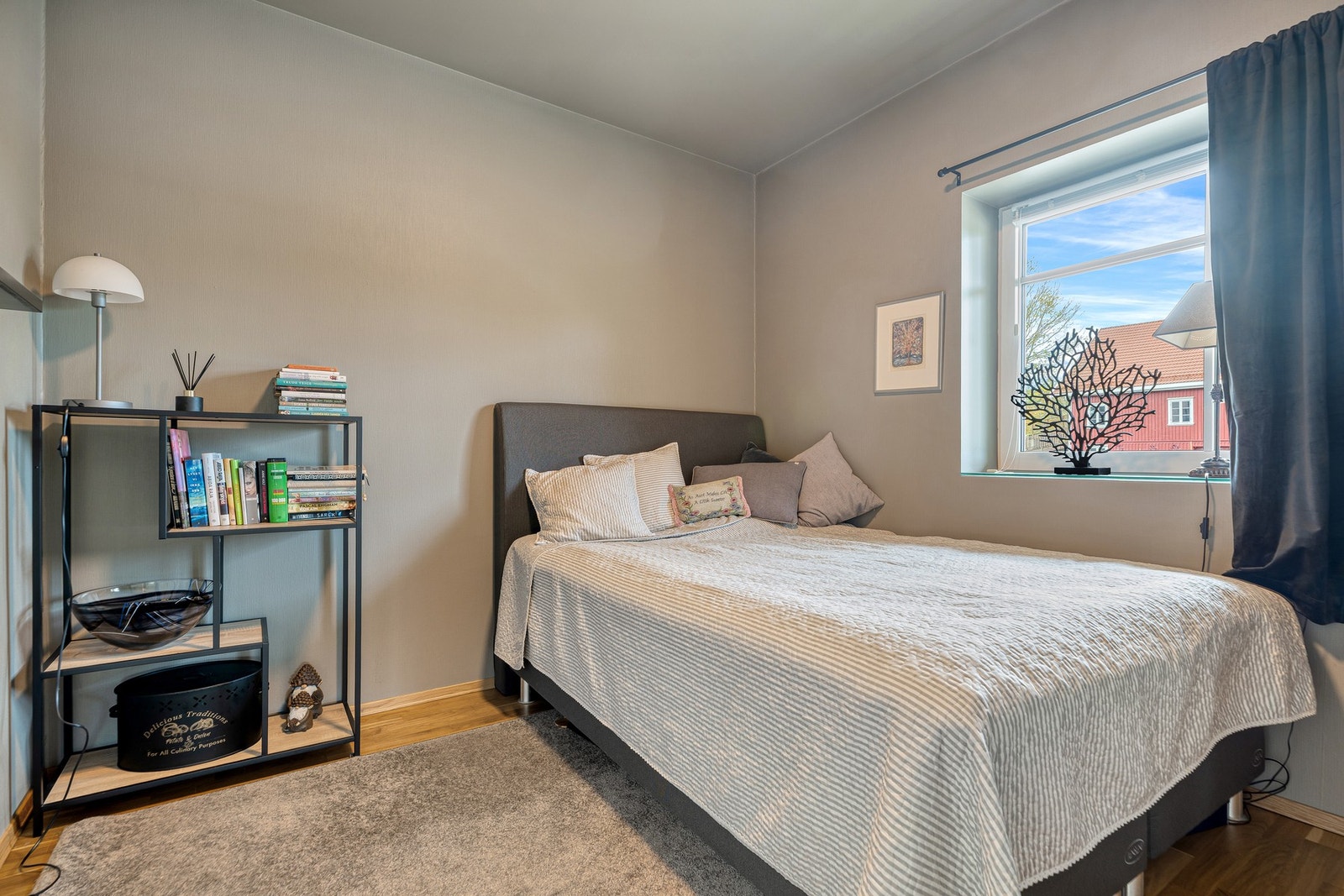 Fint gjesterom med plass til dobbeltseng Galleribilde