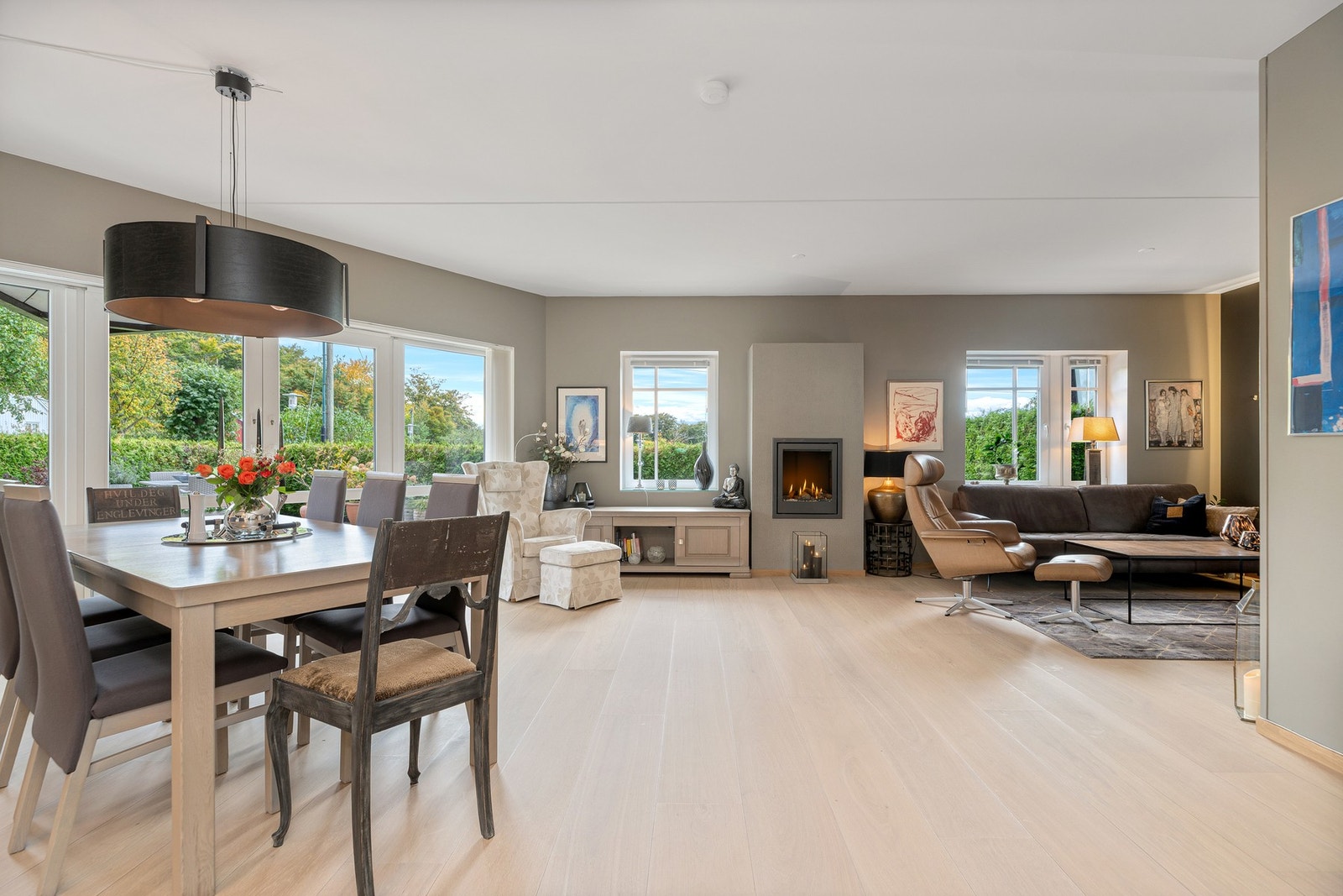 Leiligheten har nyere gulv og malt opp i moderne farger. Legg merke til den stilige gasspeisen Galleribilde