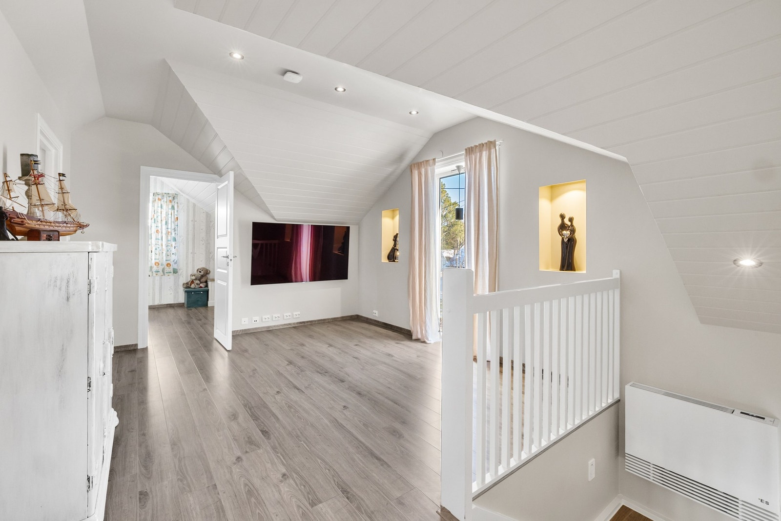 2.etasje består av loftgang og 3 soverom Galleribilde