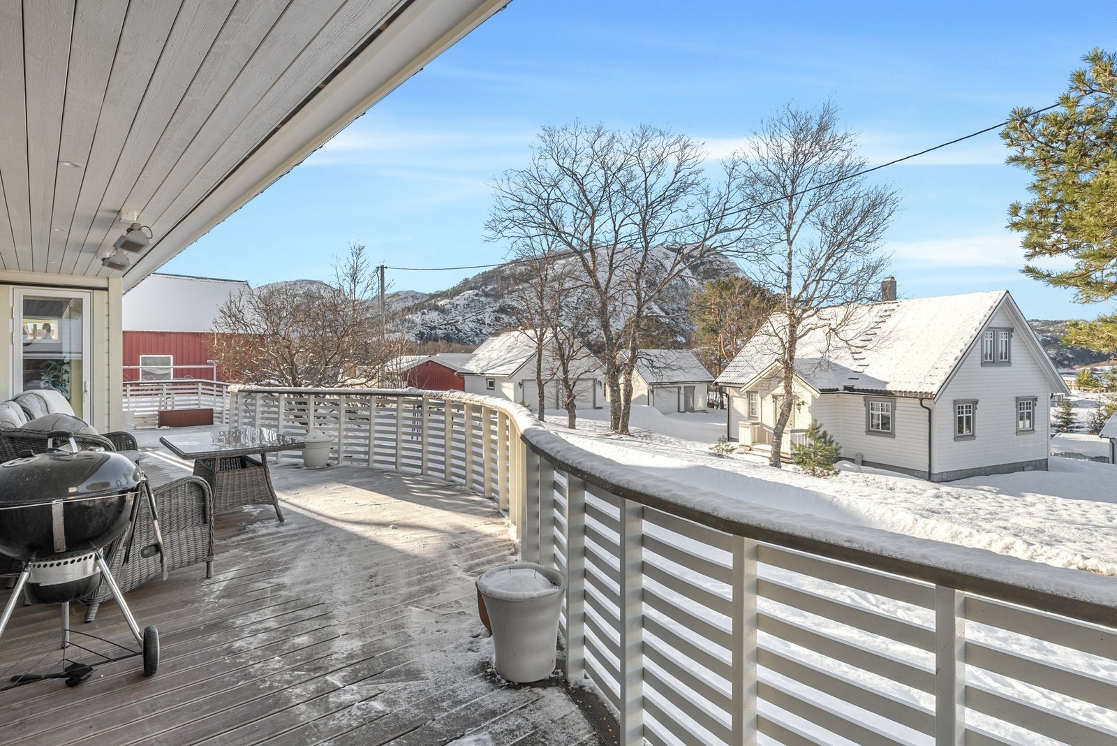 Veranda og hage som inviterer til trivsel og avslapning på solrik tomt Galleribilde