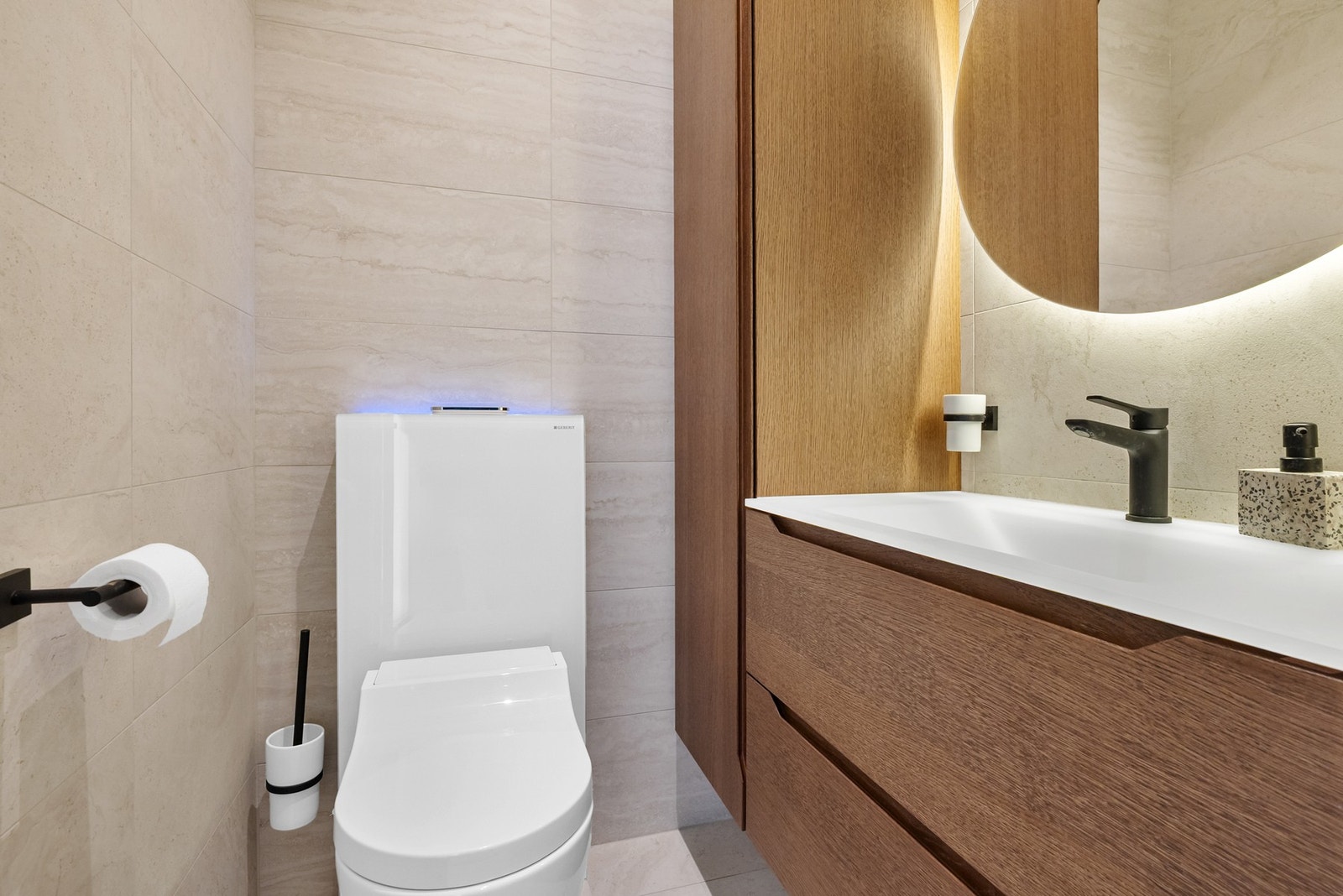 Tiltalende toalettrom med Geberit AquaClean Comfort dusjtoalett Galleribilde