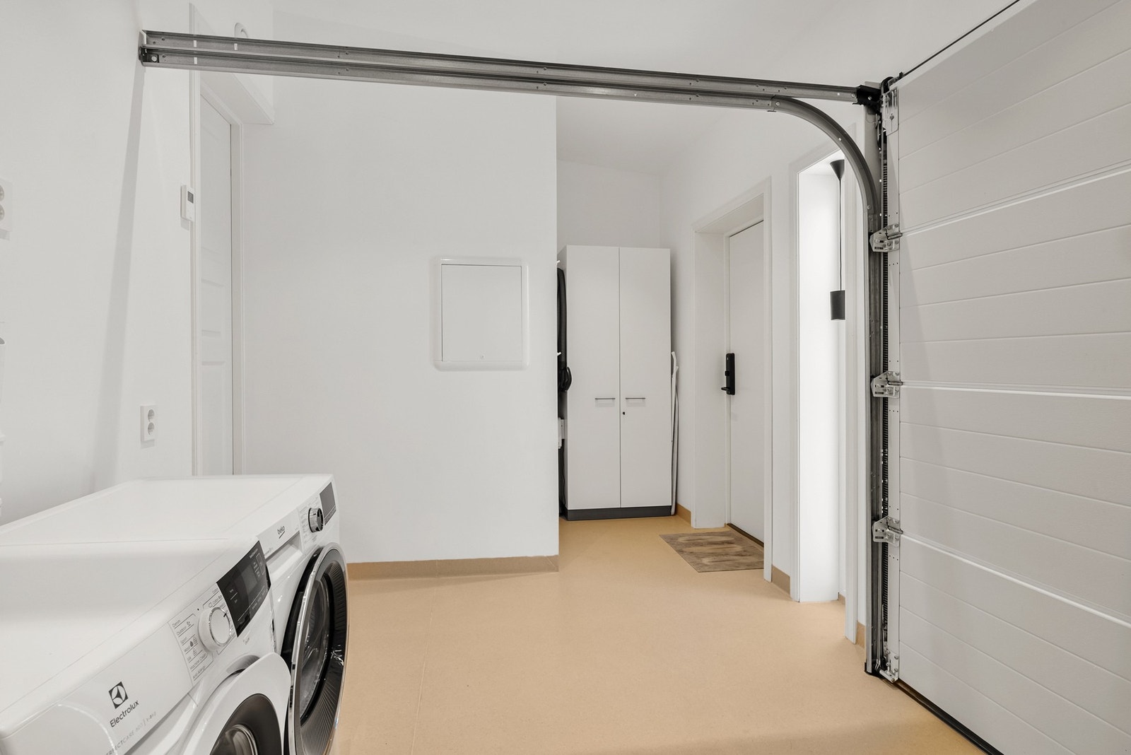 Funksjonelt vaskerom/bod med egen inngang, smidig og praktisk! Galleribilde