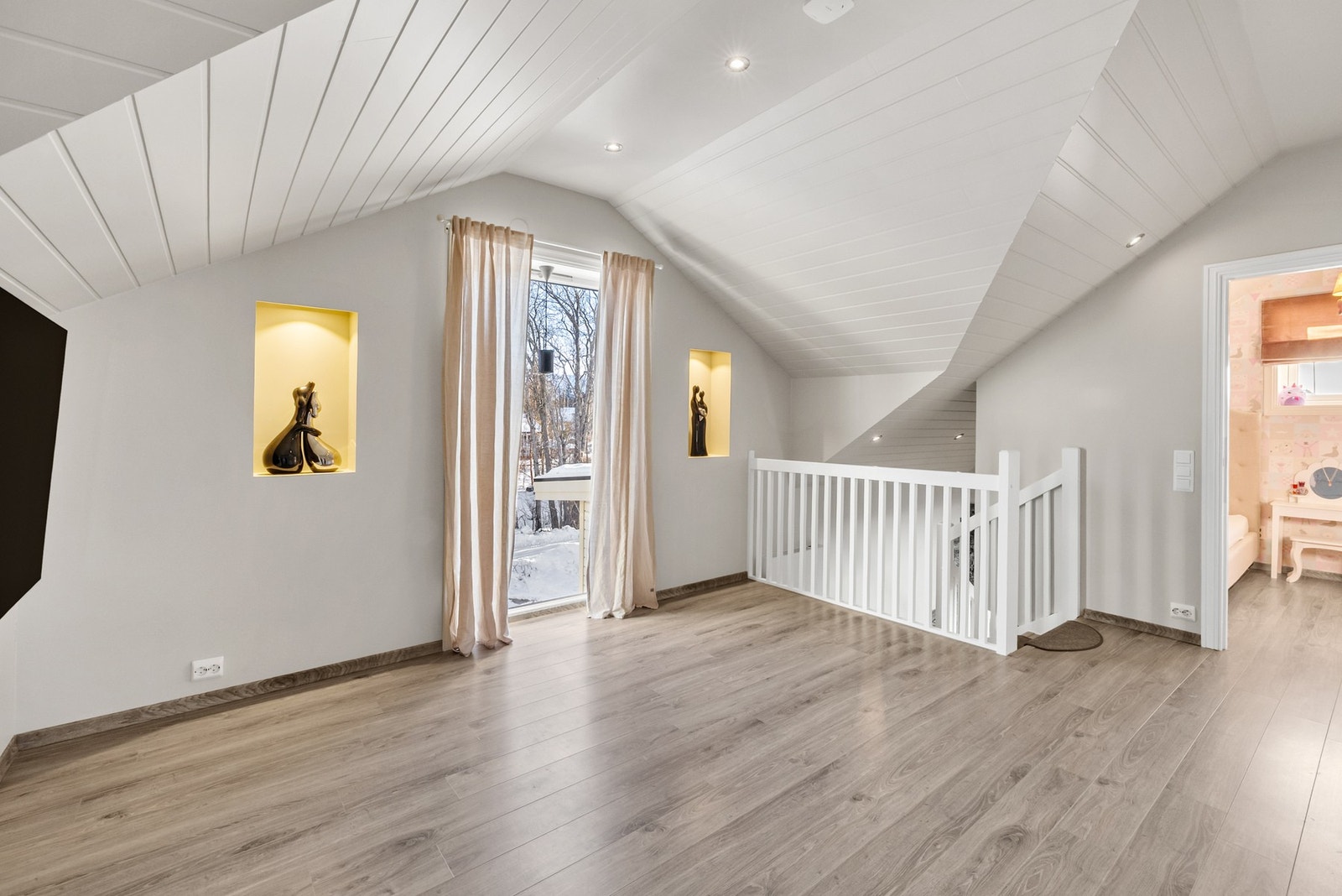 Loftgang med godt lysinnslipp og rom for kreativ innredning Galleribilde