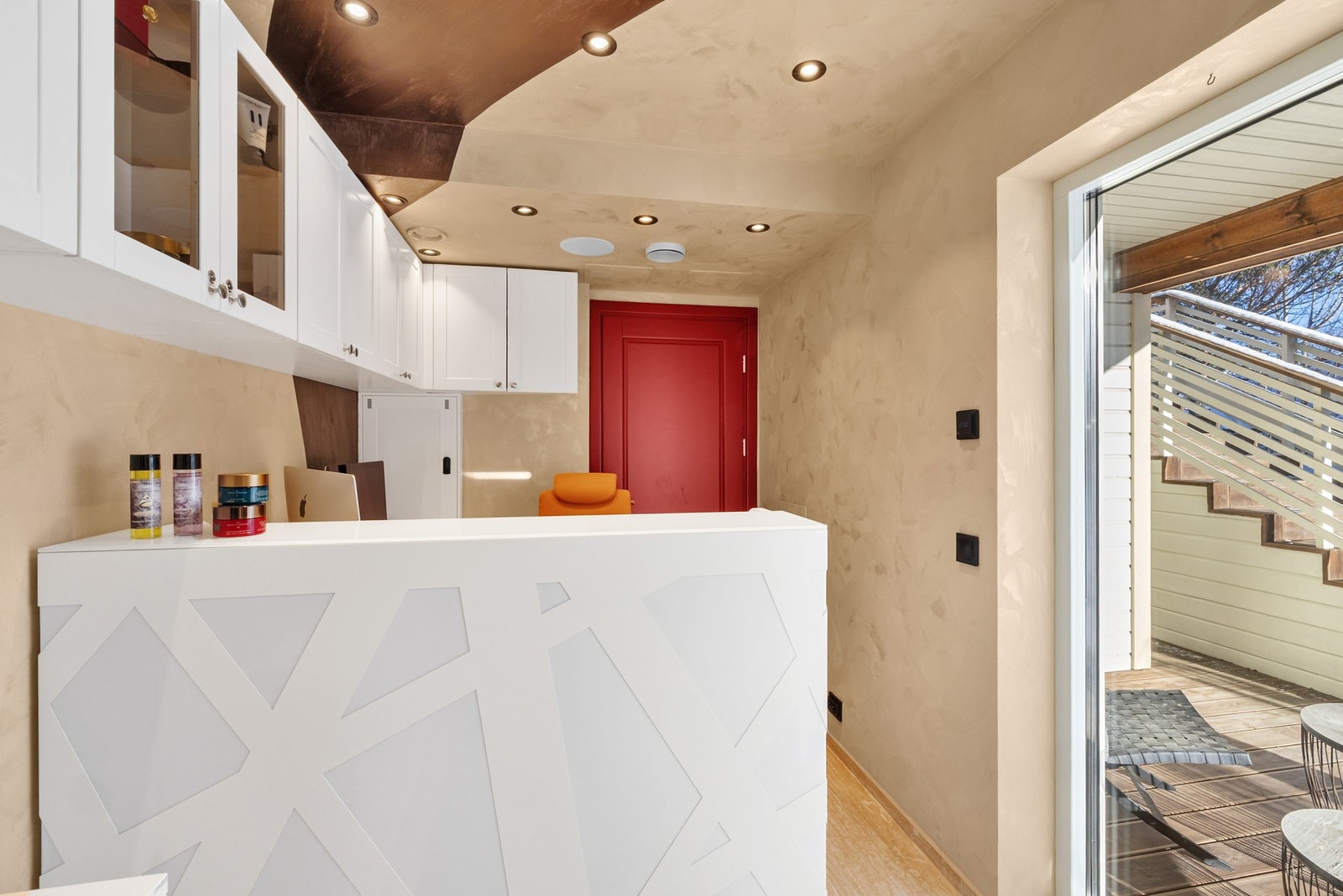 Romslig resepsjon som kan tilpasses som kontor eller andre bruksområder Galleribilde