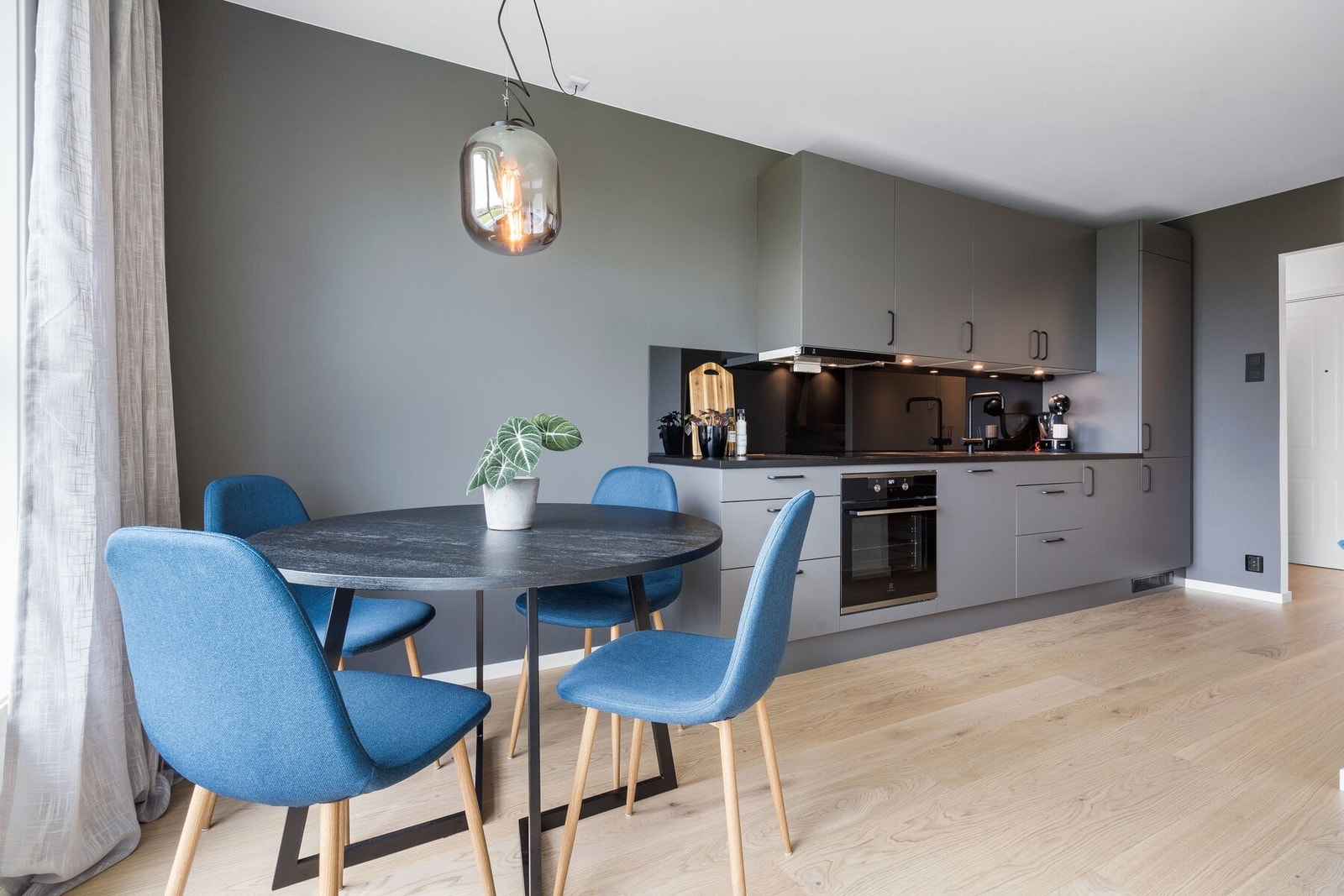 Leiligheten er holdt i tidsriktige fargevalg og er betydelig oppgradert og pusset opp. Galleribilde