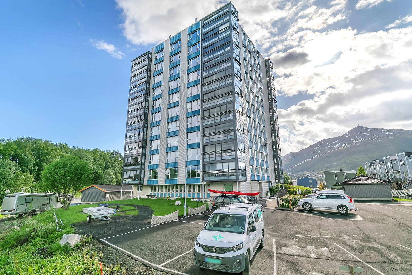 Pene og velstelte uteområder. Biloppstillingsplass tildeles av borettslaget. Galleribilde