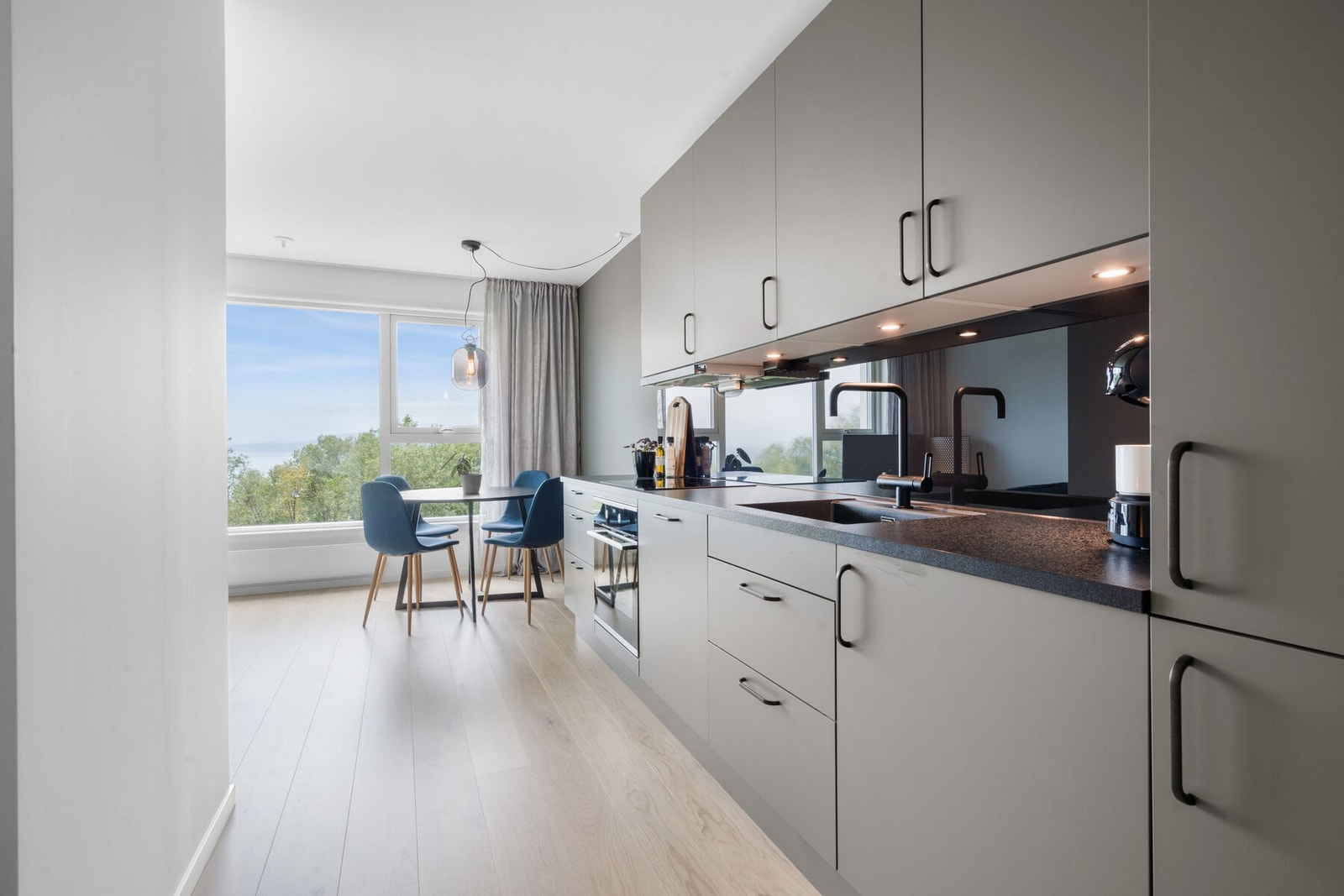 Pent og moderne kjøkken med hvitevarer Galleribilde