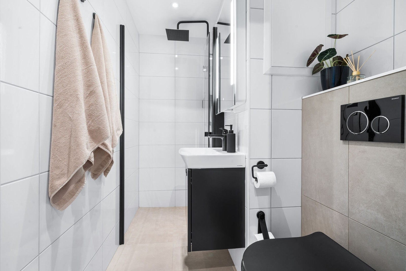 Pent fliselagt bad Galleribilde