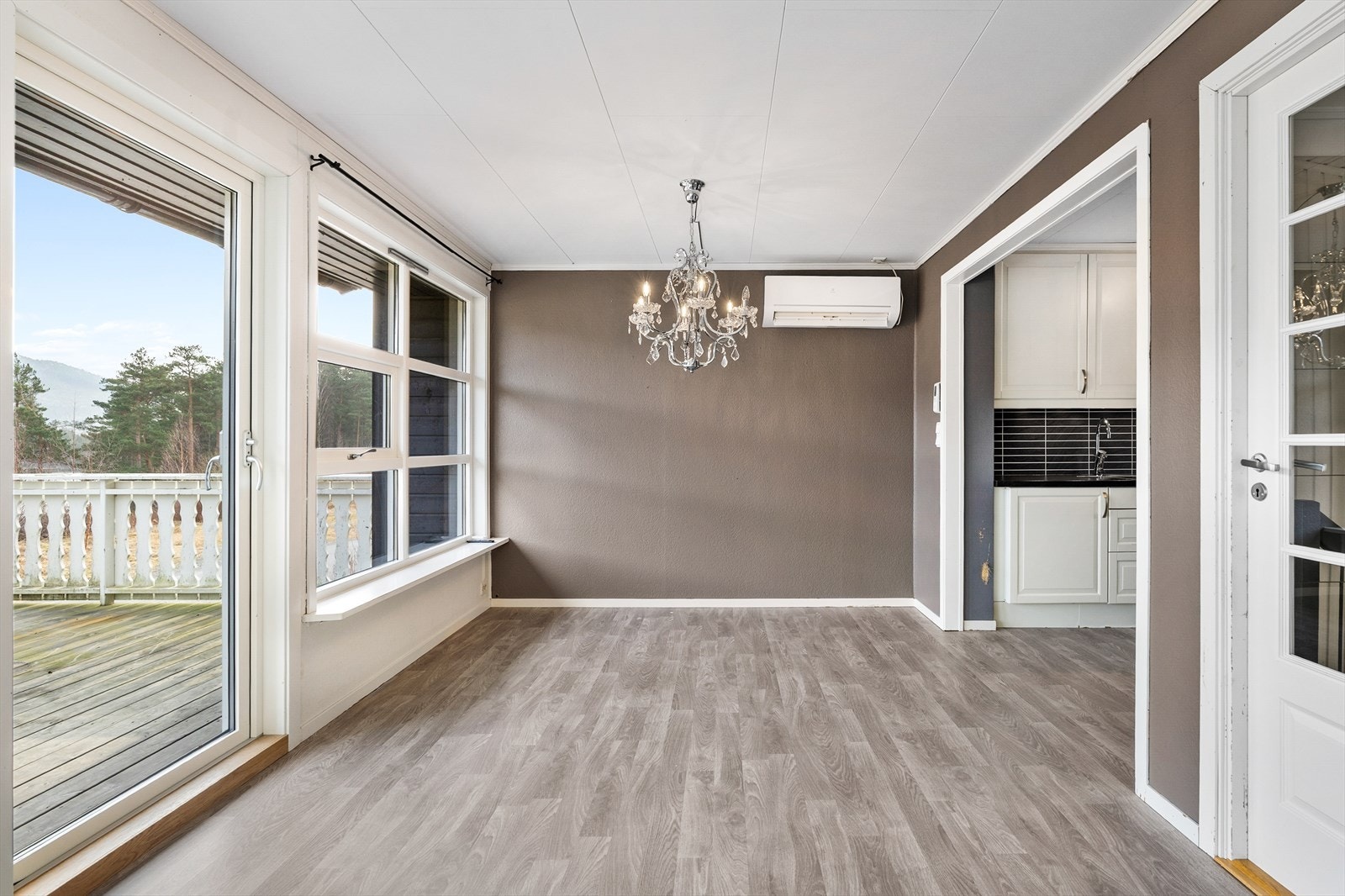 Varmepumpe og vedovn i stuen Galleribilde