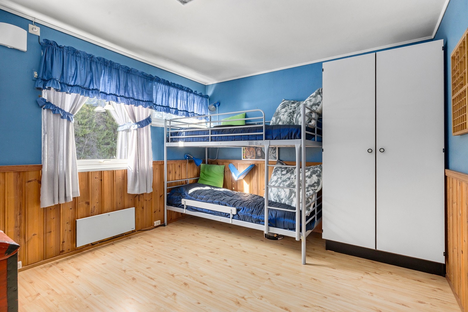 Soverom 2 har god plass til seng og garderobeskap, og passer ypperlig som barnerom Galleribilde