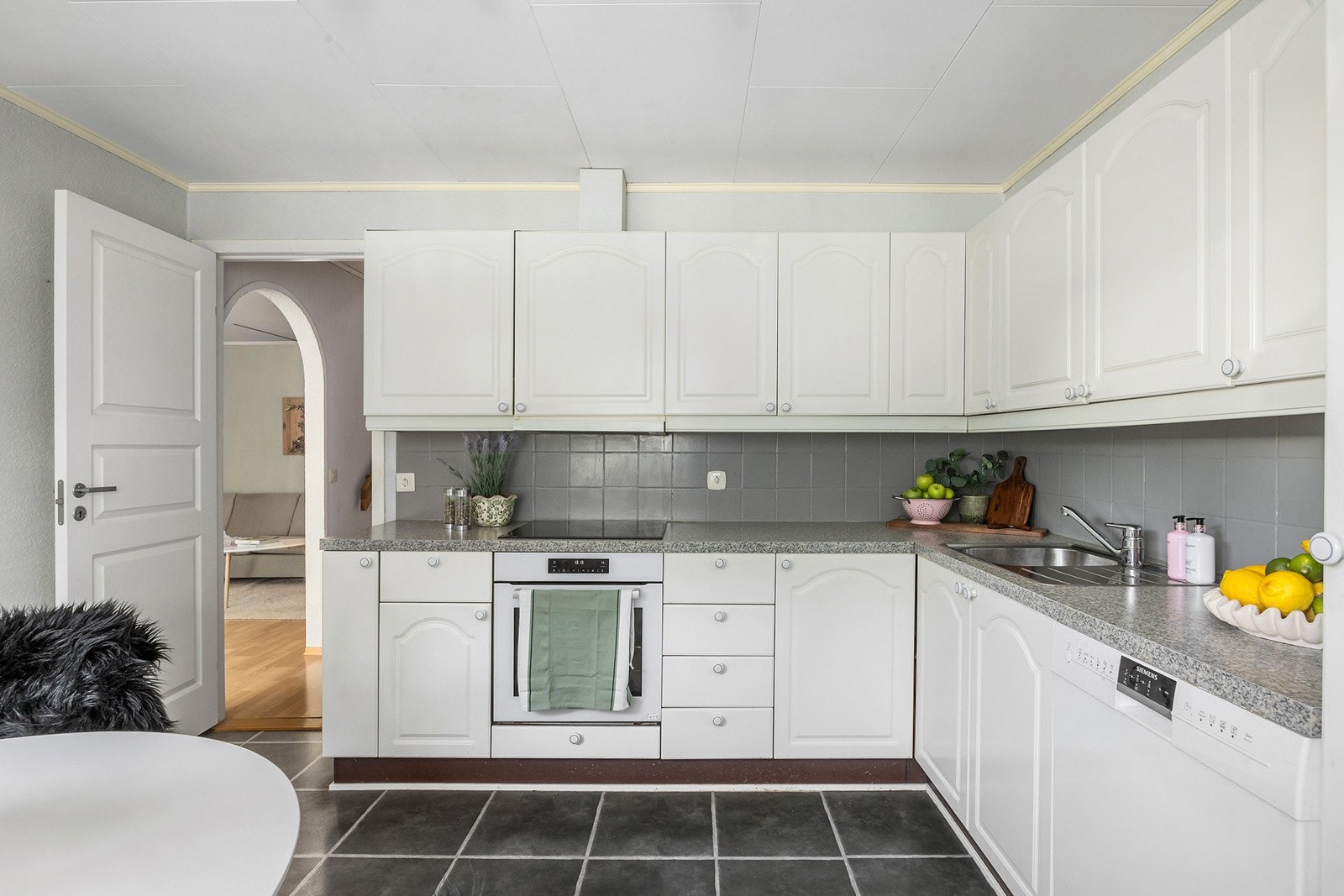 Godt med skapplass gir gode muligheter for oppbevaring av kjøkkenutstyr Galleribilde