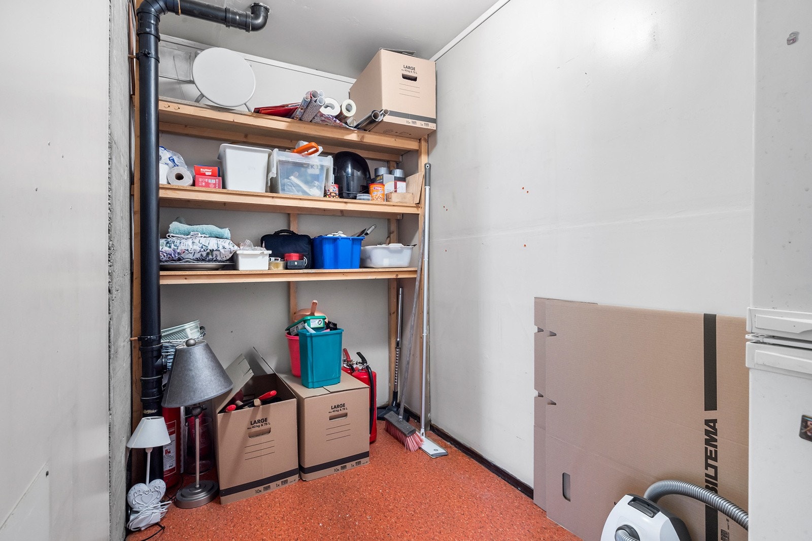 Romslig innvendig bod i boligens underetasje Galleribilde