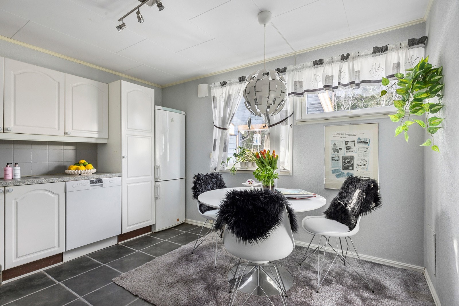 Lyst kjøkken med god plass til spisegruppe Galleribilde