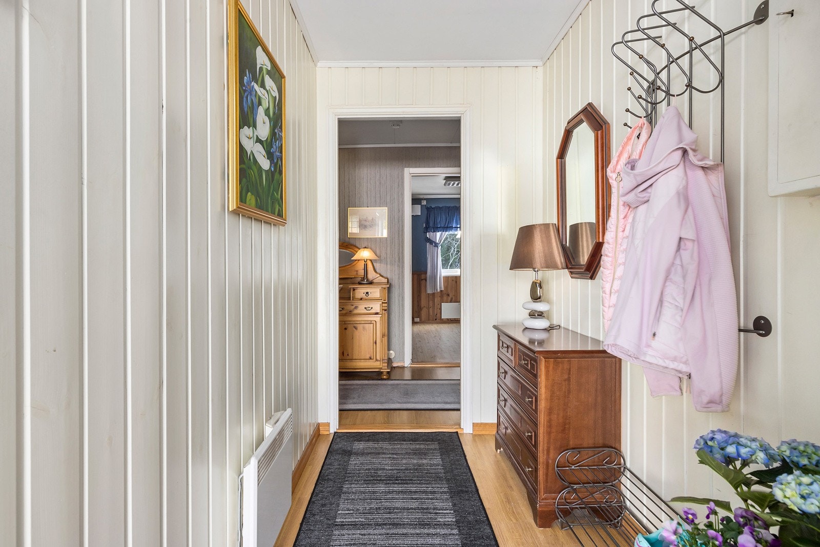 Entré med god plass til skostativ og oppheng av yttertøy Galleribilde
