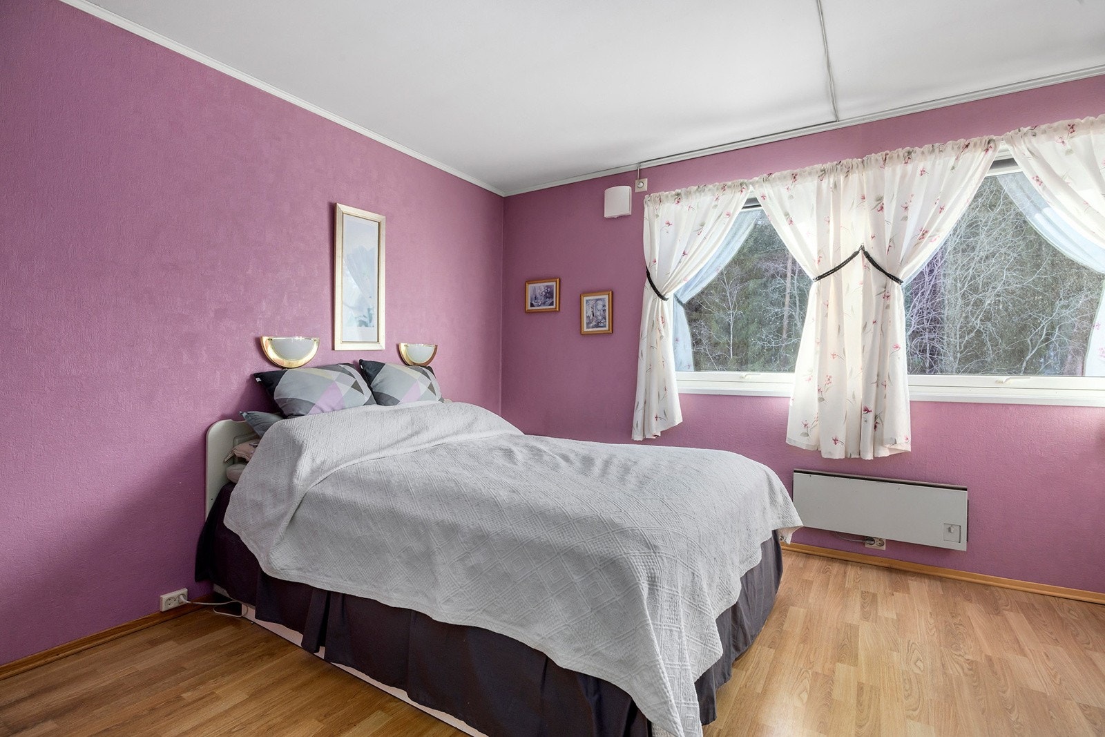 Romslig hovedsoverom med plass til dobbelseng, kommode og nattbord Galleribilde