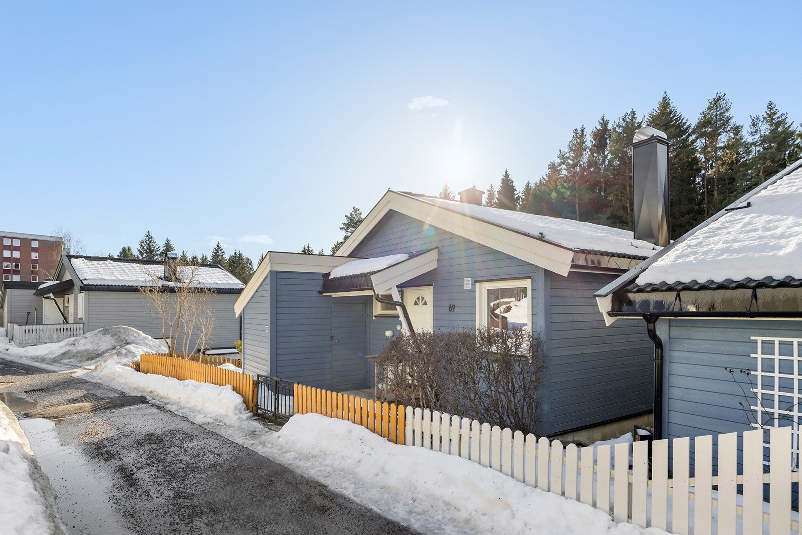 Boligen ligger fint til, tilbaketrukket og rolig, med direkte tilgang til friområde. Utvendig bod ved inngangspartiet Galleribilde