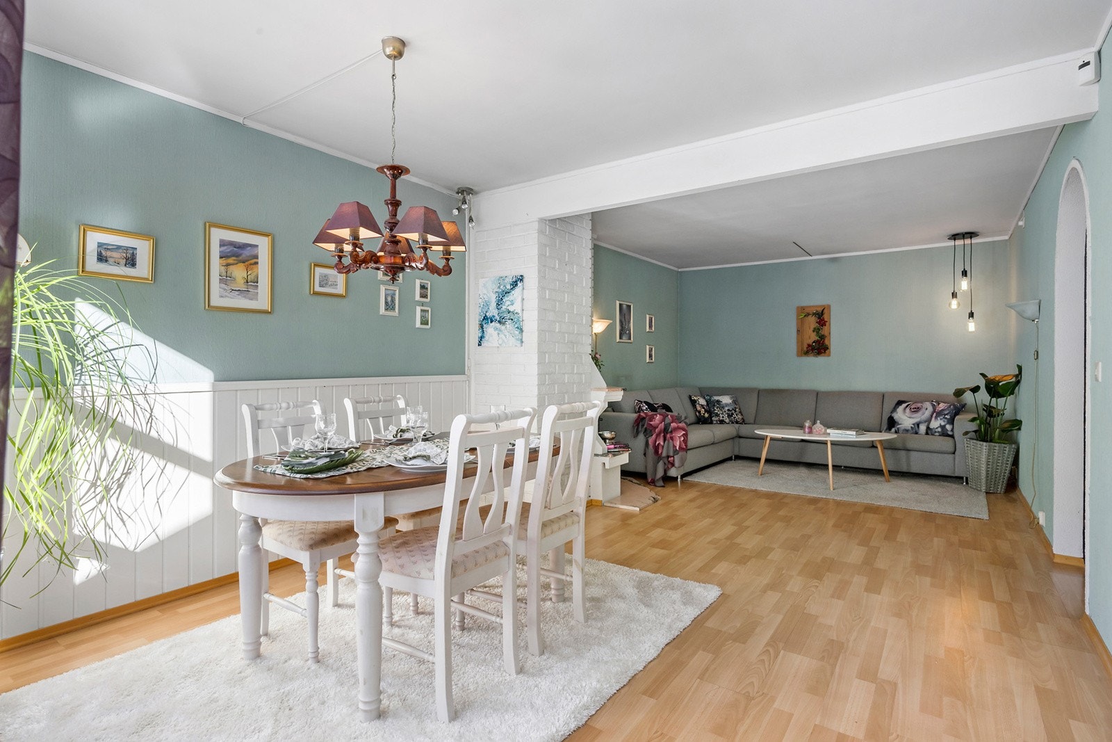 Stuens åpne planløsning gir flere muligheter for møblering med god plass til salong og spisegruppe Galleribilde