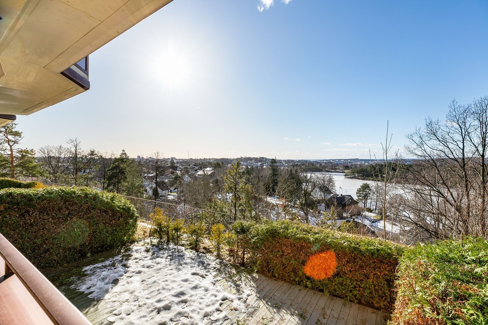 Leiligheten er høytliggende og helt usjenert i Slalåmbakken, med flott utsikt over Vansjø mot sentrumsområdet. Krogsveen. Fotograf; Børge Oppegård. Galleribilde