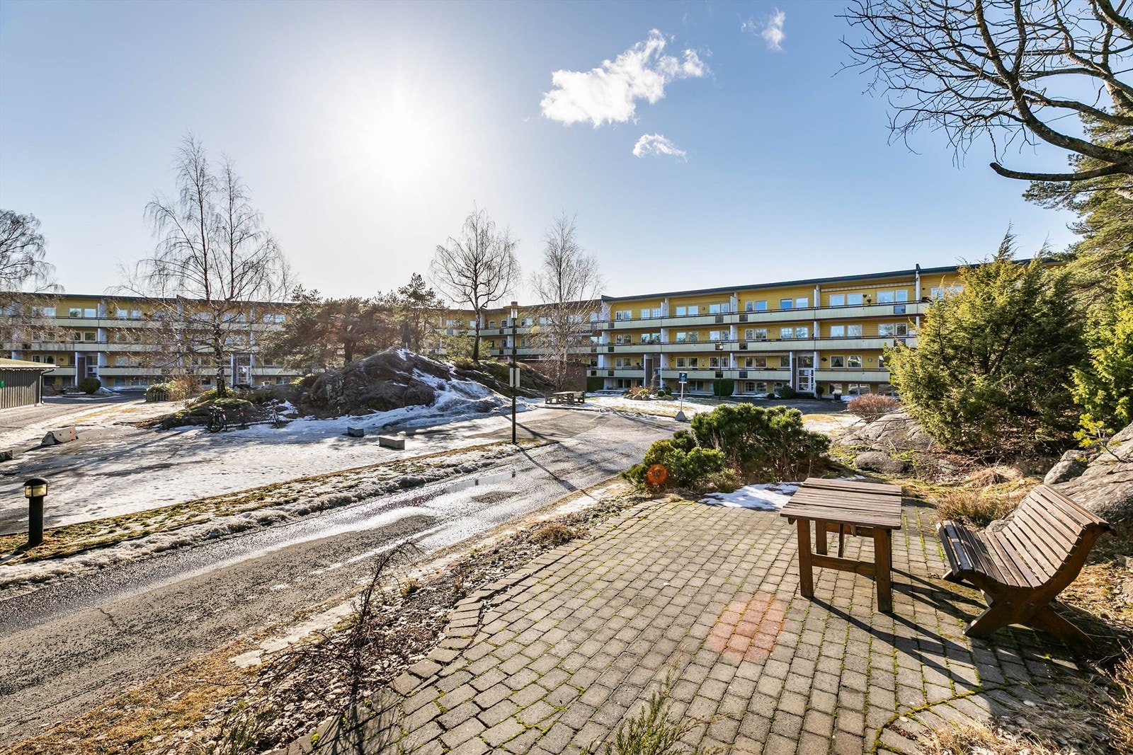 Omkring på borettslagets store og velstelte område er det flere steder å sette seg ned. Galleribilde