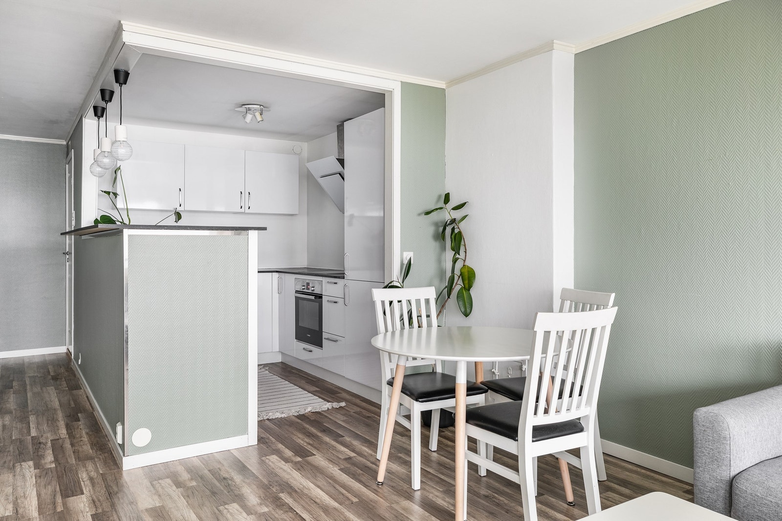 Stuens åpne gulvflate er enkel å møblere med sofa og spisegruppe.
Kjøkkenets barløsning er også velegnet for mindre måltider. Galleribilde