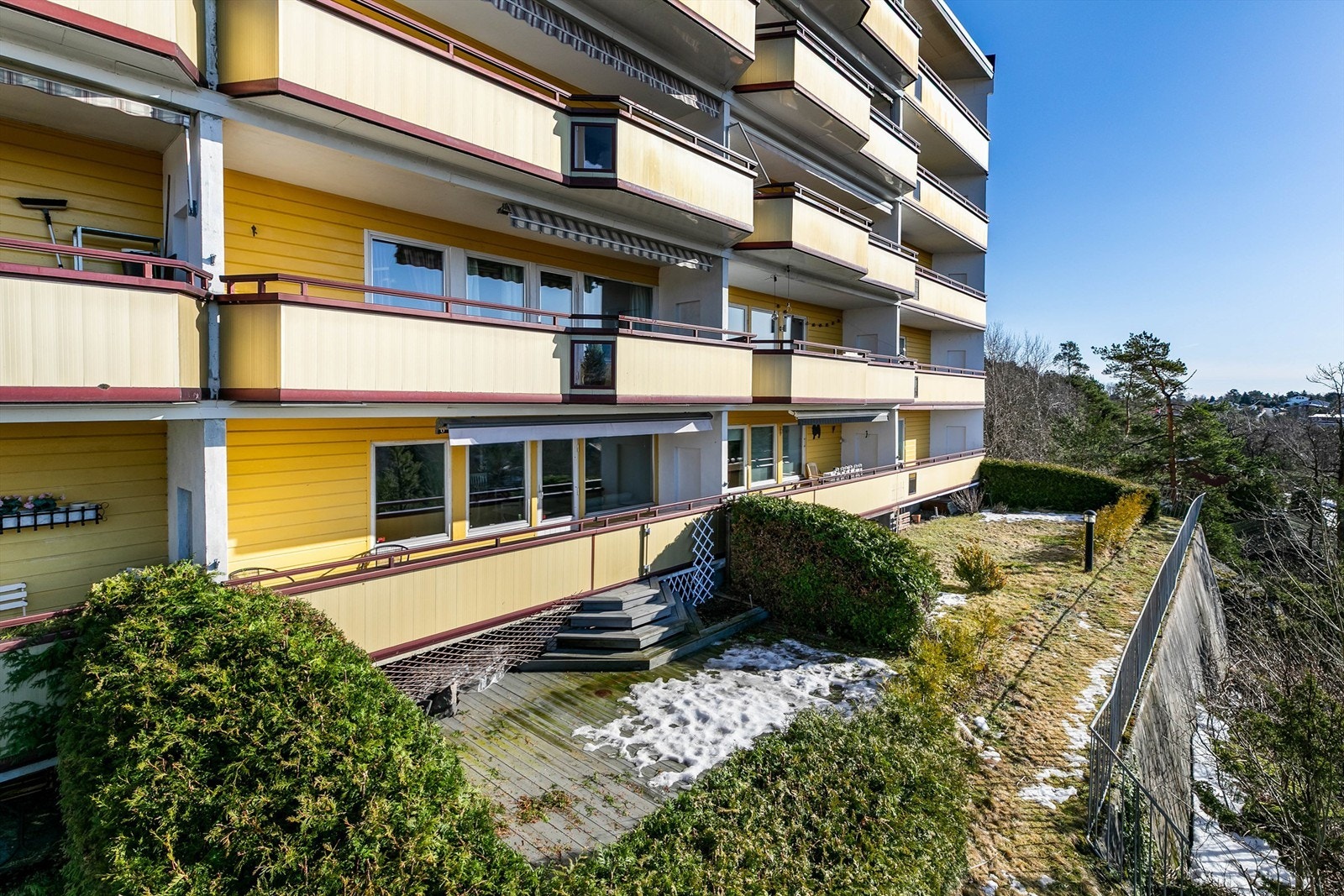 Leiligheten er i sin helhet orientert i vestlig retning og inngår i underetasjen, med fordelen av et ekstra stort uteareal. Fotograf; Børge Oppegård. Galleribilde