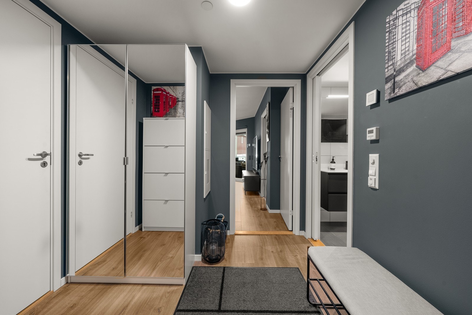 Fra entreen har man adkomst til innvendig bod. Galleribilde