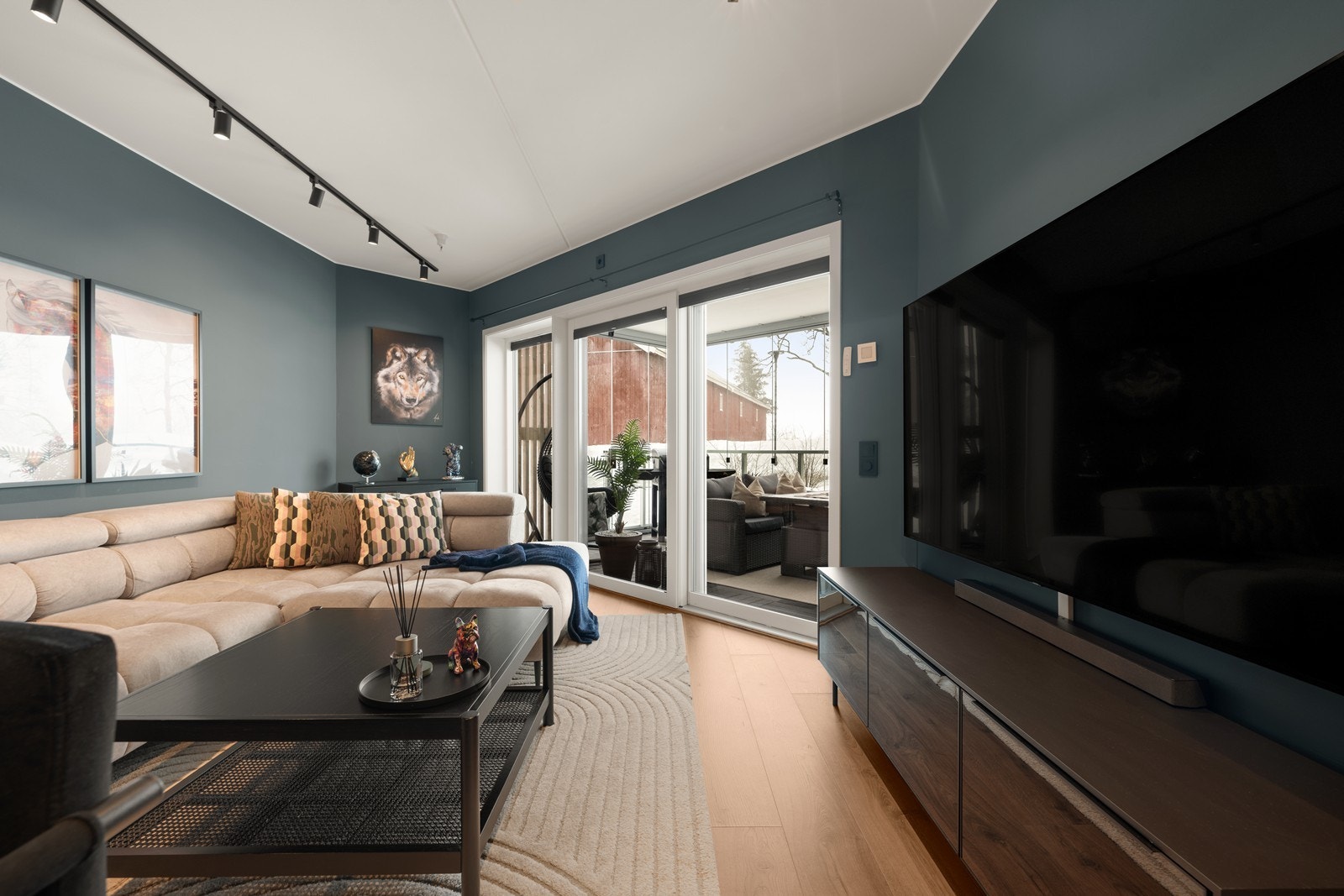 Fra stuen er det utgang til innglasset terrasse. Galleribilde