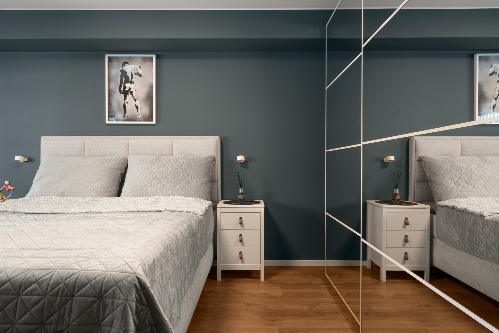 Det er satt inn garderobeskap med speilfronter. Galleribilde