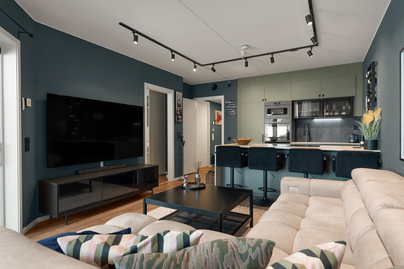 Det er god plass til sofaløsning med tilhørende mediemøblement. Galleribilde