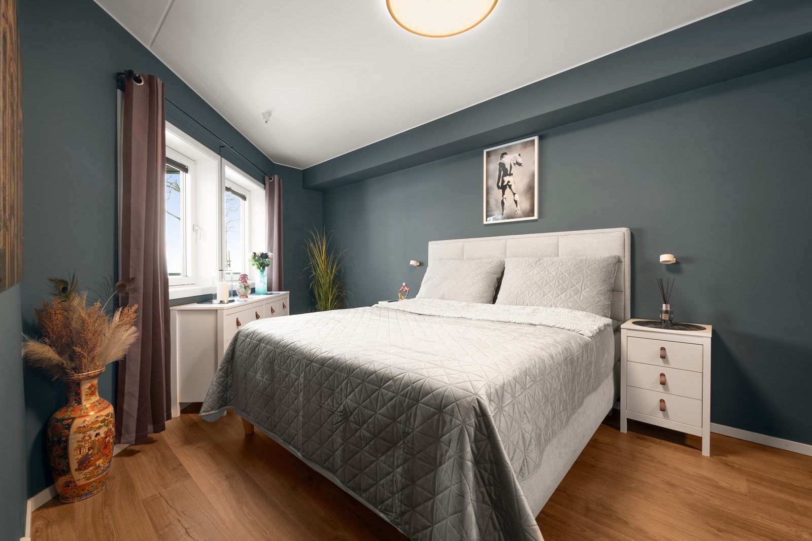 Soverom har plass til dobbeltseng med tilhørende møblement. Galleribilde