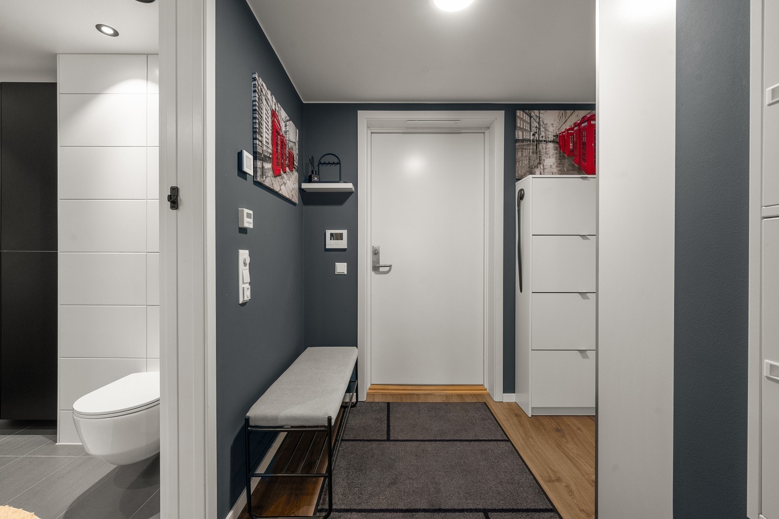 Entreen byr videre på garderobeskap og plass til ytterligere møblement. Galleribilde