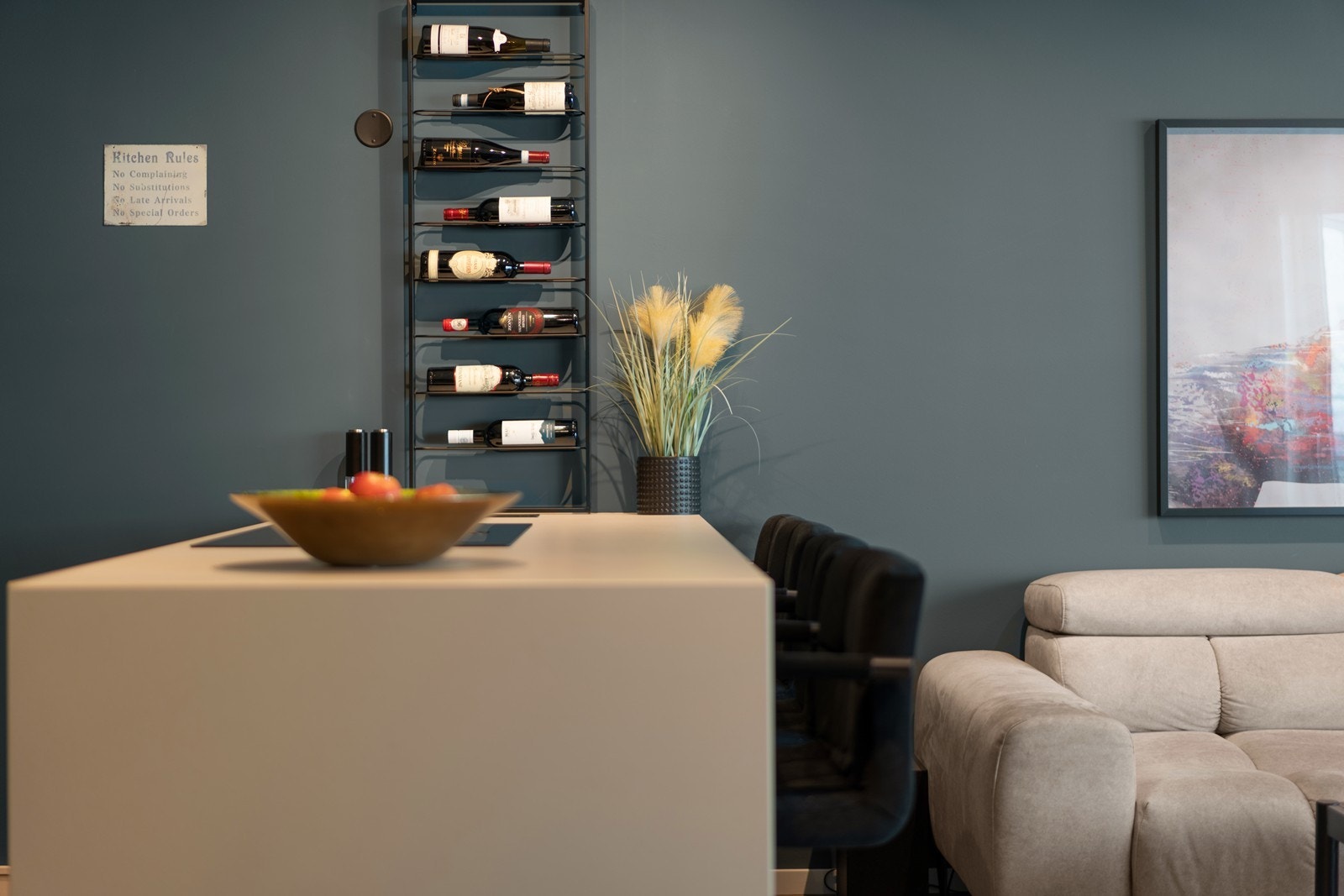 Kjøkkenøya er et fint skille i kjøkken/stue. Galleribilde