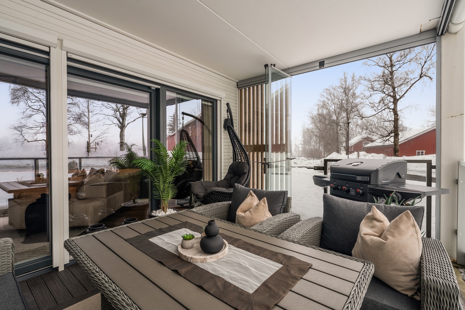 Terrassen er på ca. 13 kvm og det er fint plass til sittegruppe. Galleribilde