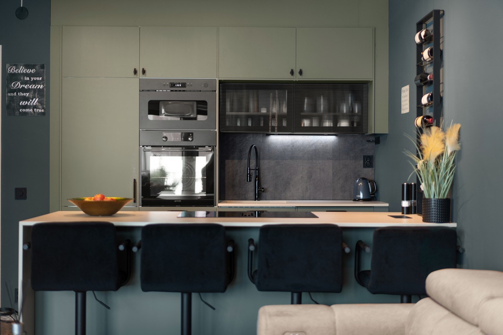 Det er integrert micro, stekeovn, oppvaskmaskin og stekeplate med nedfelt ventilator. Galleribilde