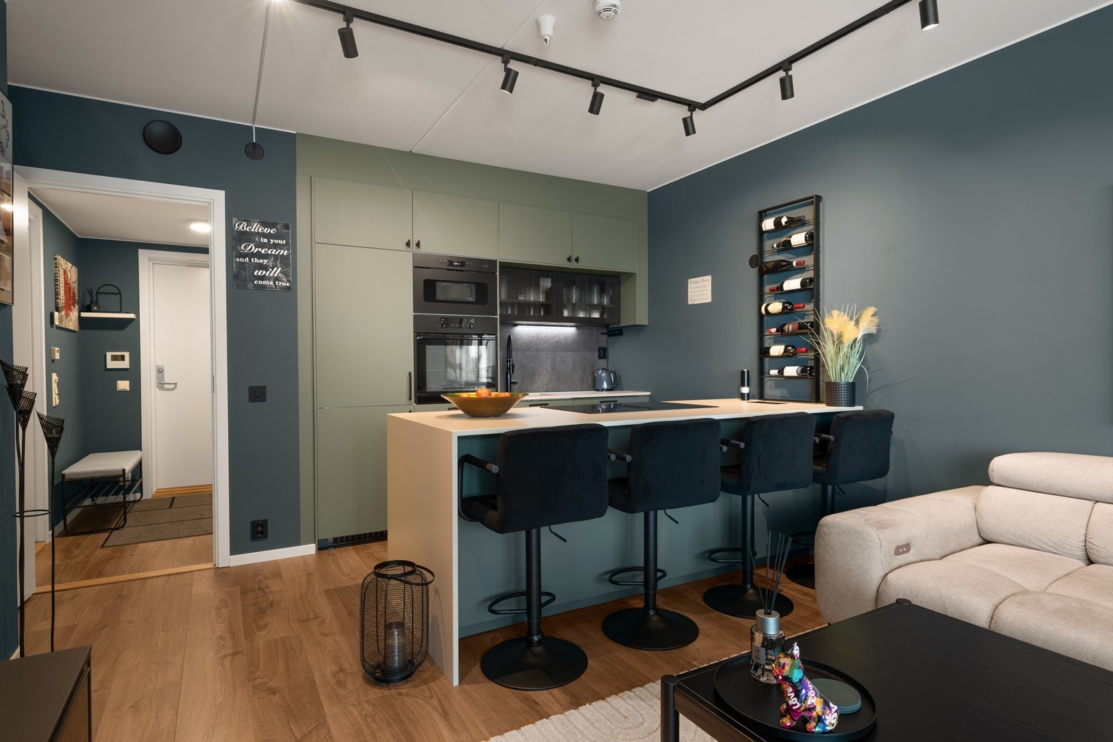 Kjøkkeninnredningen er fra Ikea med slette fronter og laminat benkeplate. Galleribilde