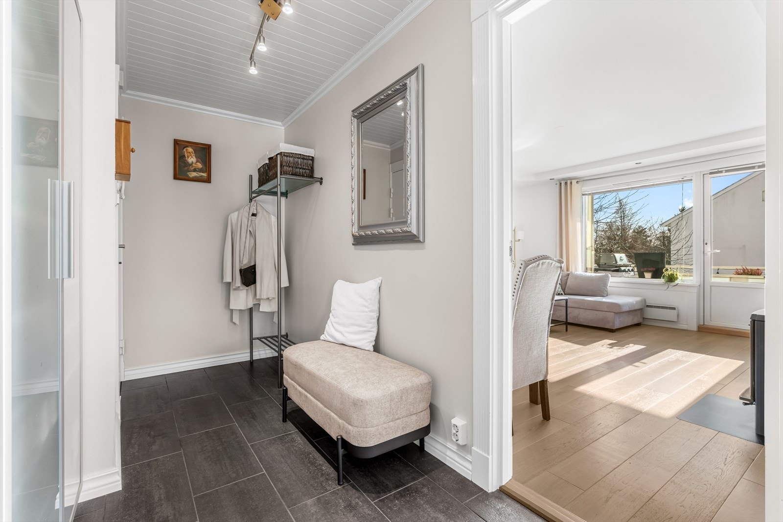 Velkommen inn i en innbydende entré med flislagt gulv og behagelige varmekabler. Galleribilde