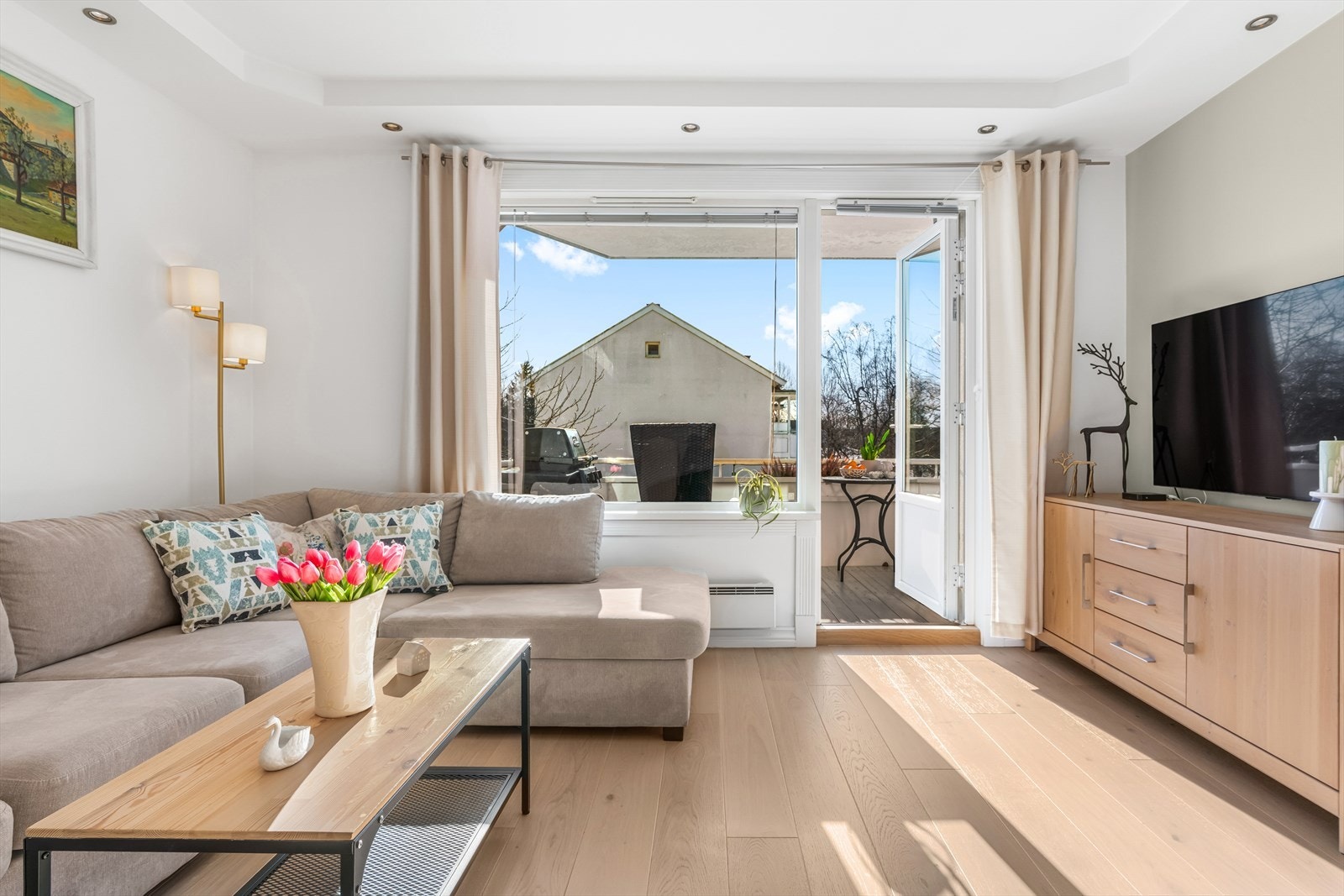 Fra stuen er det utgang til balkongen. Galleribilde