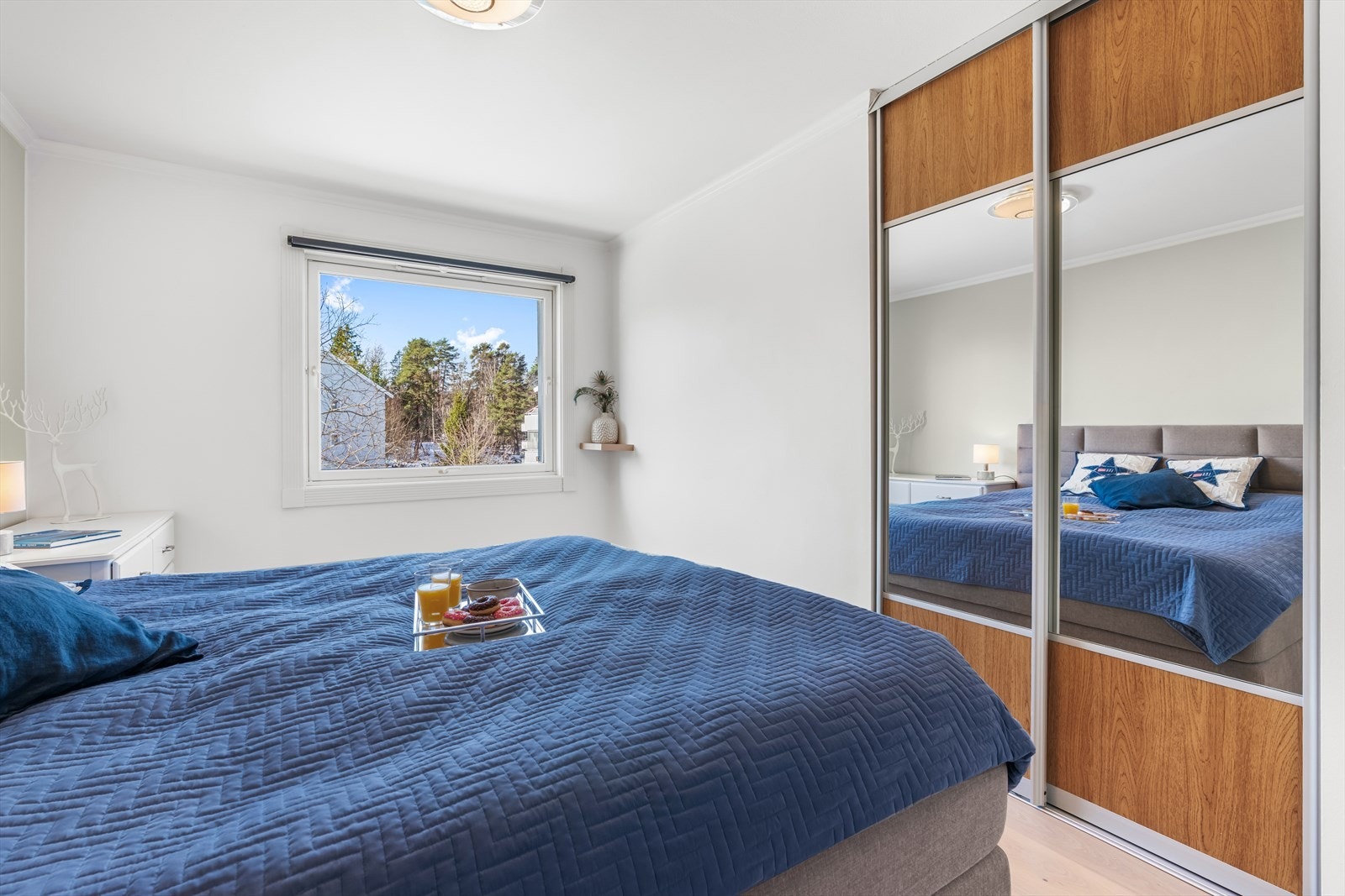 Hovedsoverommet har en romslig skyvedørsgarderobe. Galleribilde