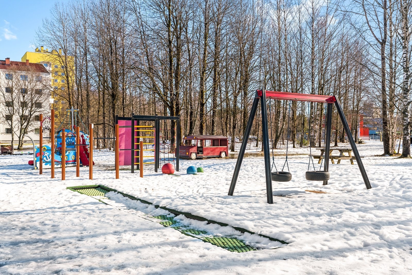 Borettslaget tilbyr tre trivelige lekeplasser fordelt rundt på feltet - et stort pluss for barnefamilier. Galleribilde