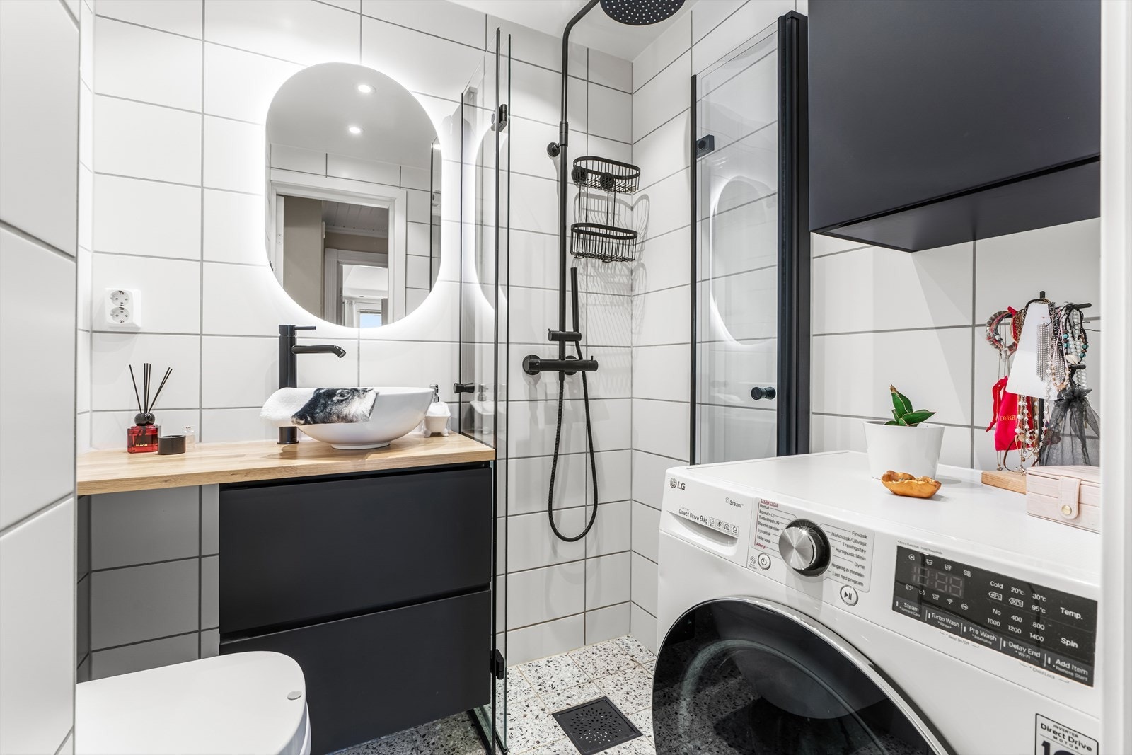 Baderommet er flislagt og har termostatstyrte varmekabler i gulvet, opplegg for vaskemaskin samt nedsenket himling med integrerte downlights. Galleribilde