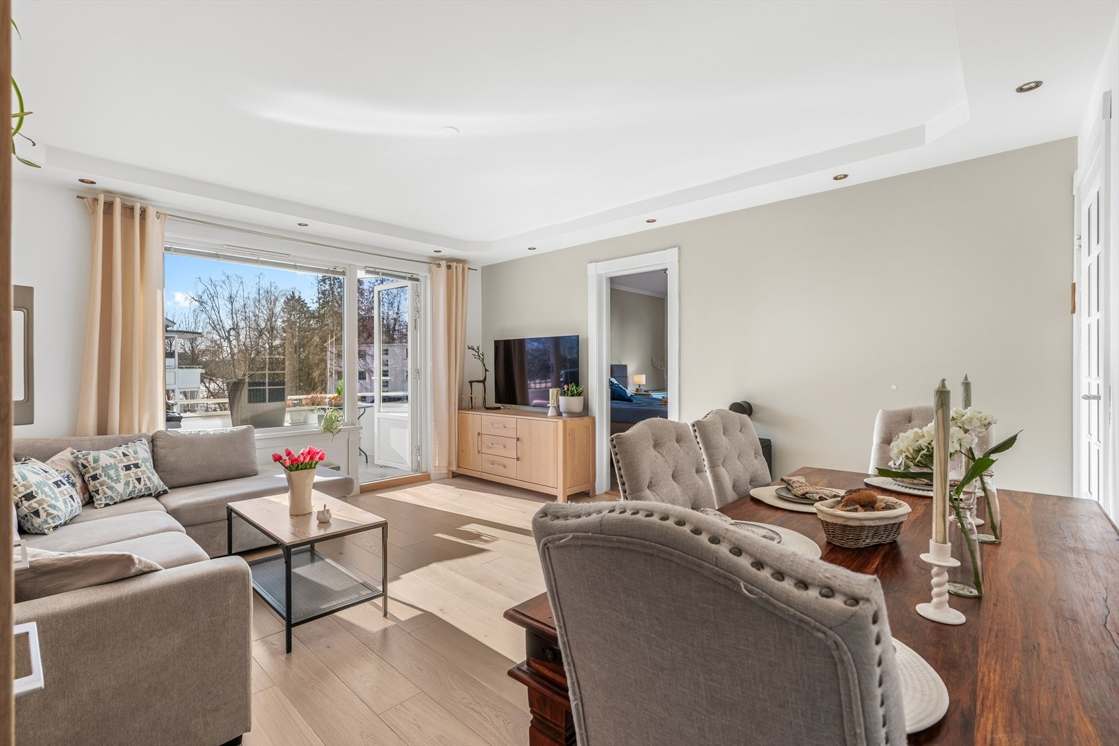 Stuen har store vindusflater fra 2011 som slipper inn rikelig med dagslys. Galleribilde