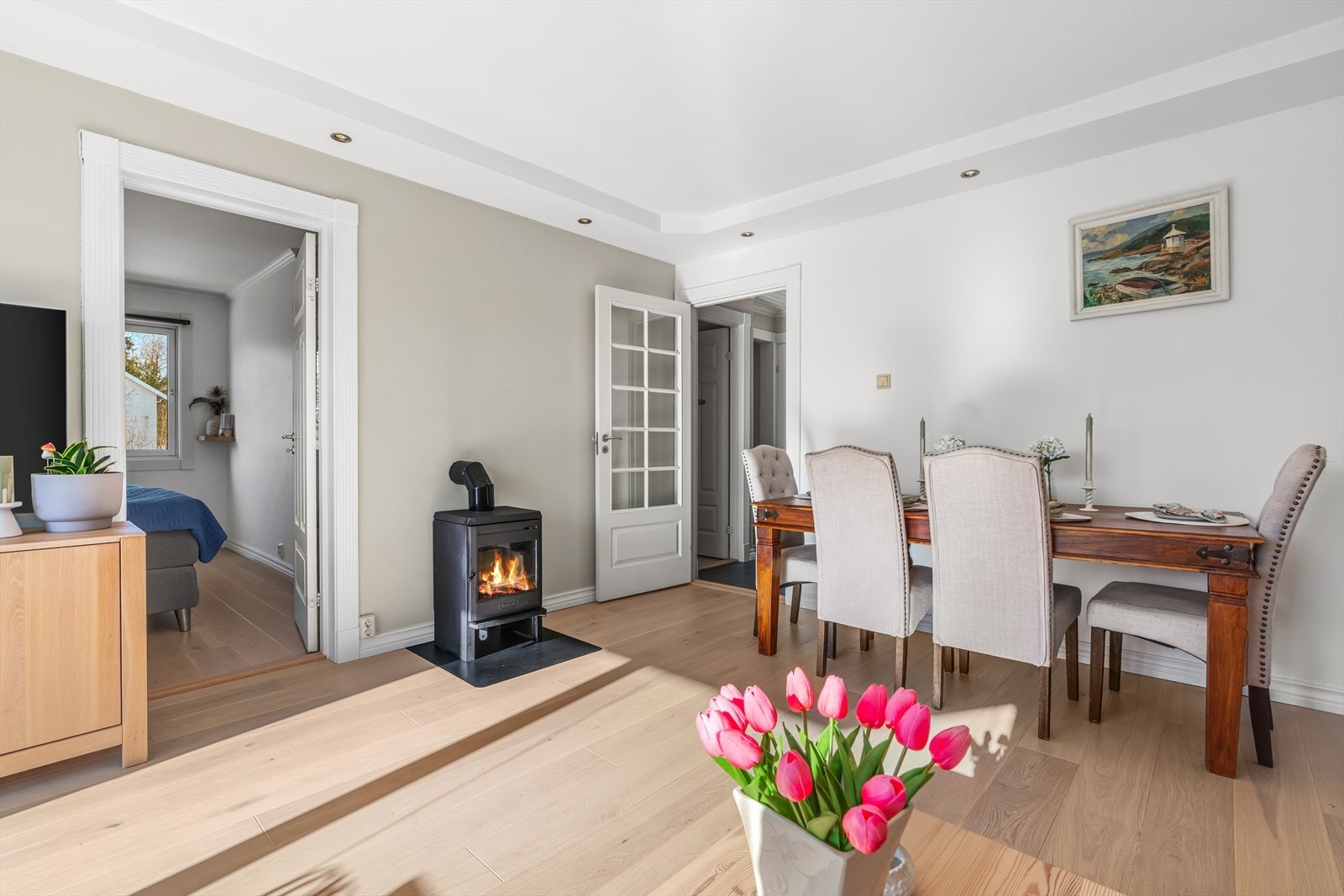 De innvendige overflatene fremstår tidsriktige, med lekker 1-stavs parkett og glatte vegger malt i en behagelig fargepalett. Galleribilde