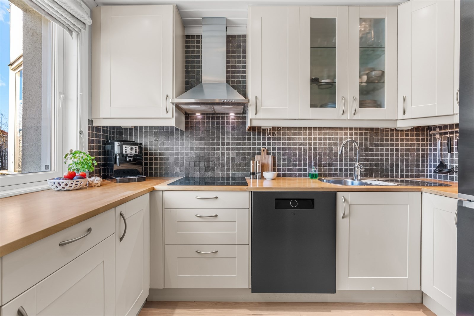 Kjøkkenet har en lys og tidløs IKEA-innredning. Galleribilde