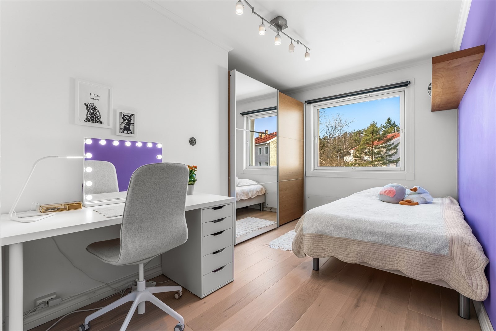 Leilighetens andre soverom har også en praktisk skyvedørsgarderobe. Galleribilde