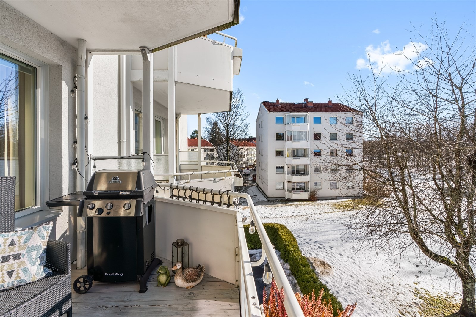 Her er det god plass til ønsket utemøblement. Galleribilde